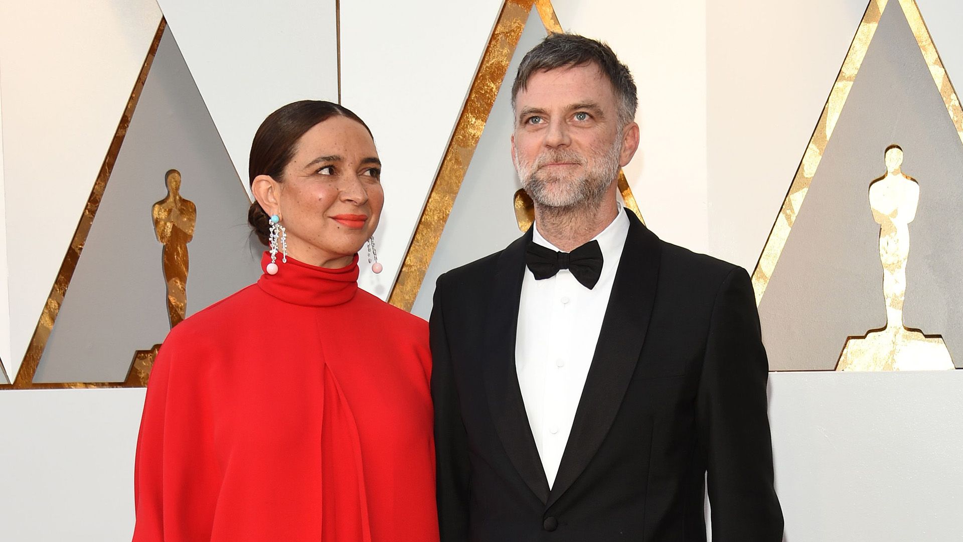 Paul Thomas Anderson in smoking e Maya Rudolph in abito rosso alla cerimonia degli Oscar