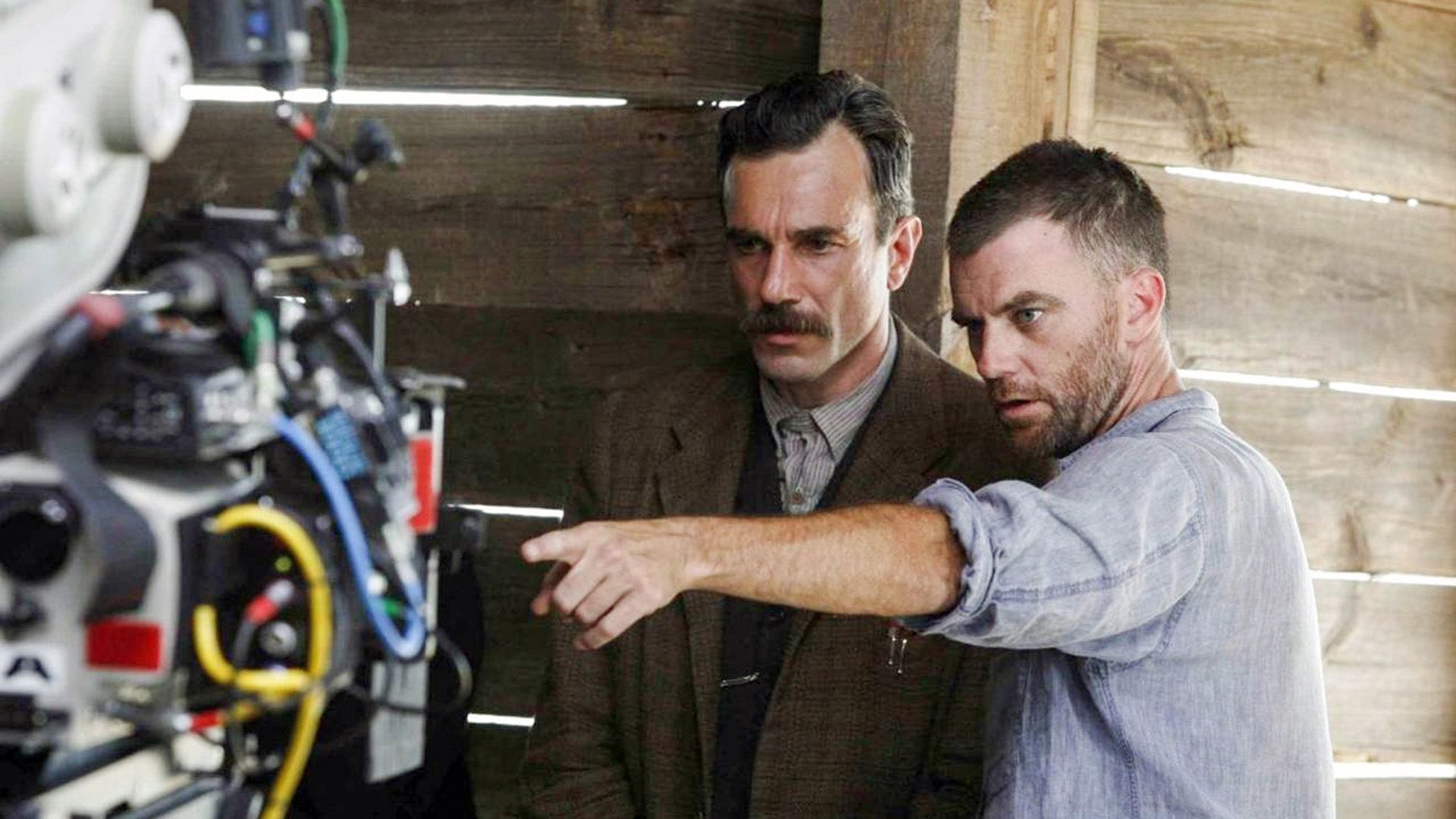 Paul Thomas Anderson che indica Daniel Day-Lewis verso la camera con la mano