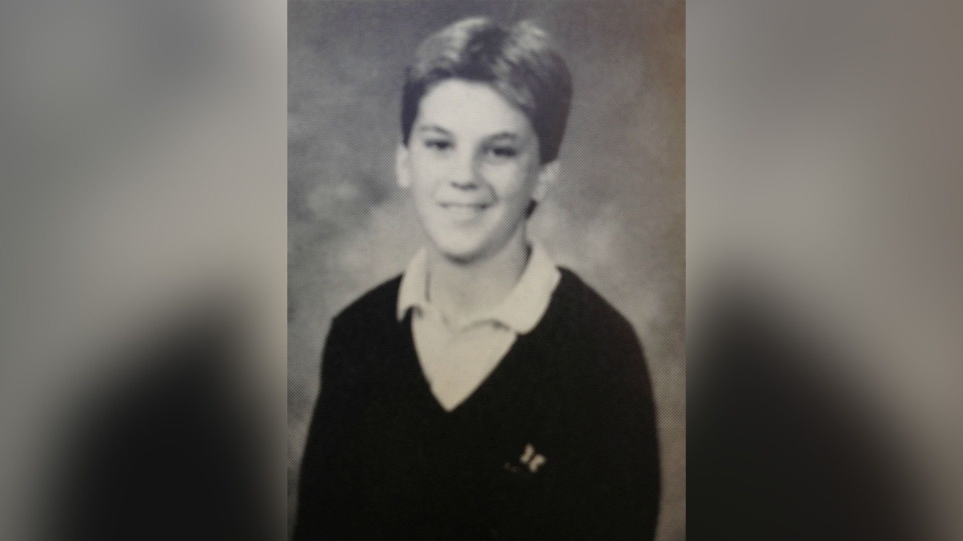 Foto scolastica di un sorridente Paul Thomas Anderson