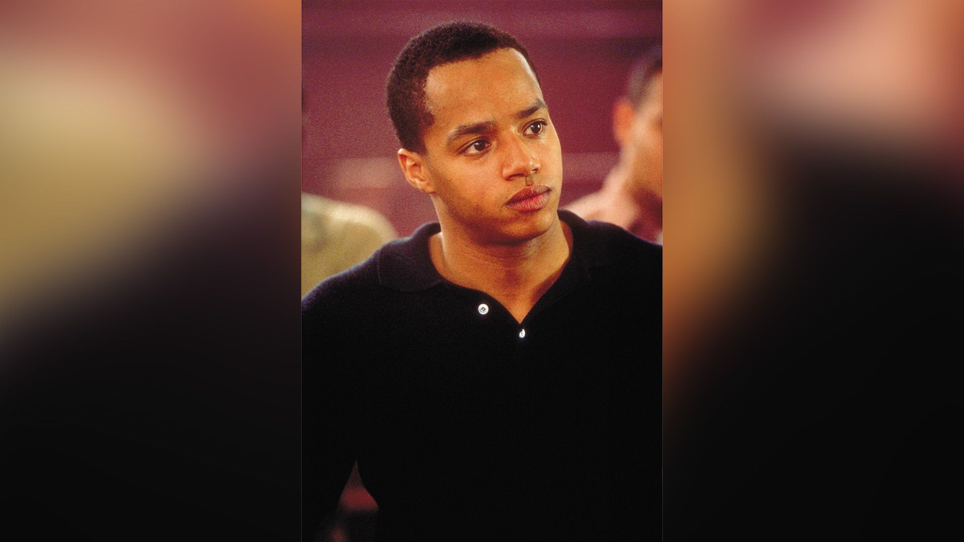 Il giovane Donald Faison in una polo nera