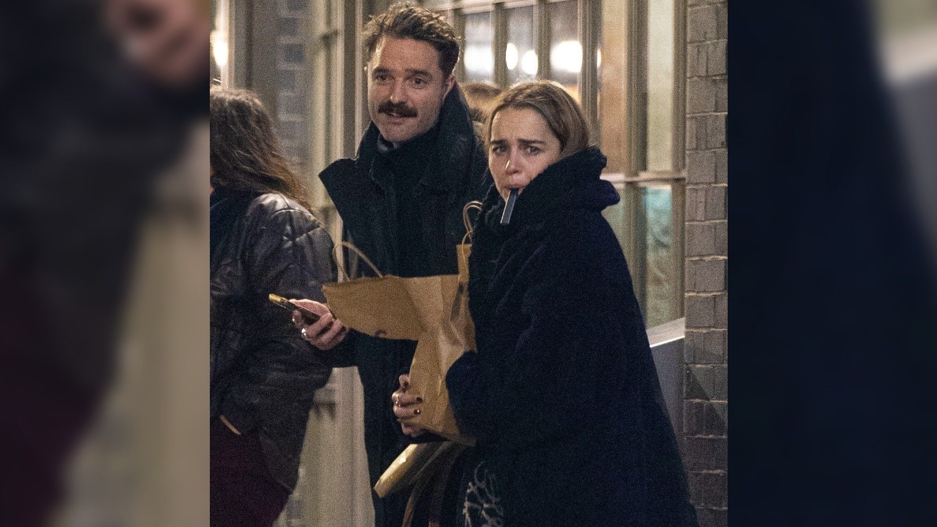 Emilia Clarke e Bassi Fox camminano per strada con abiti invernali