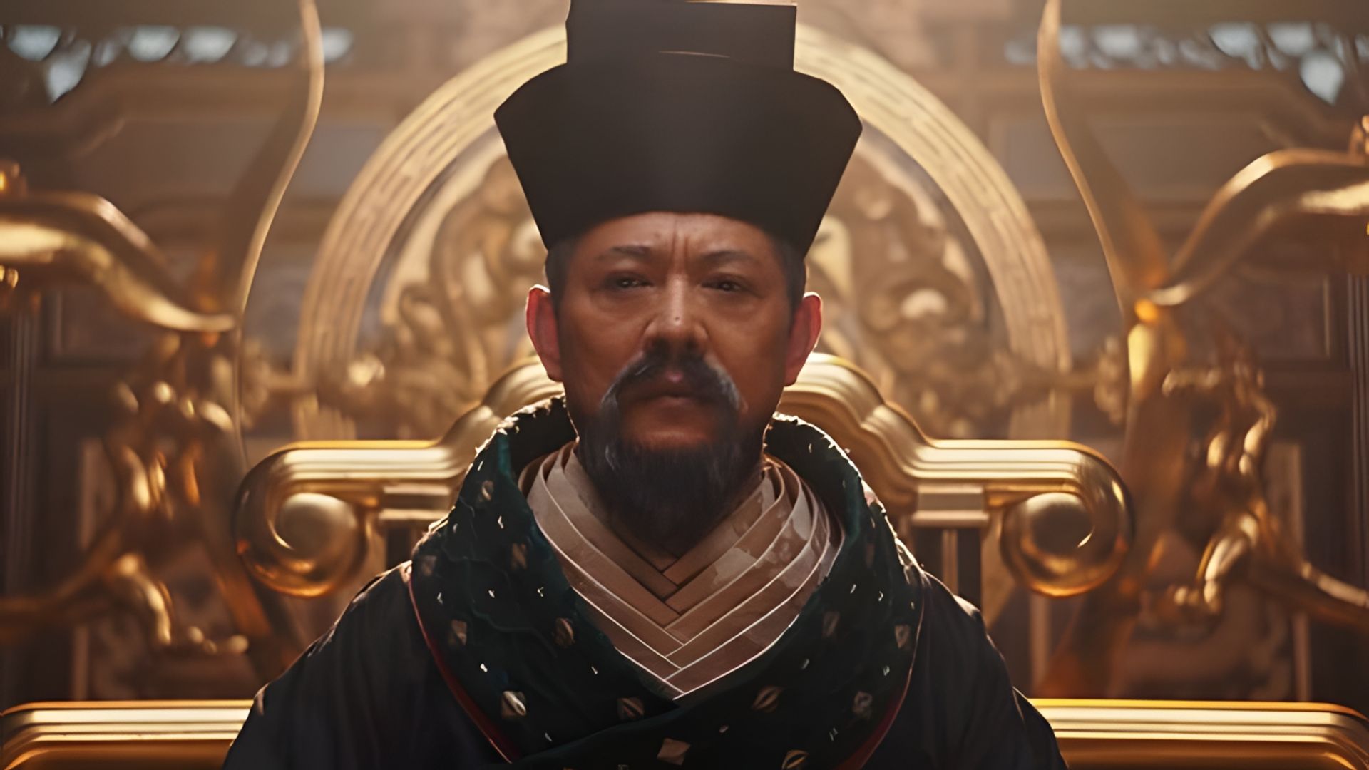 Jet Li in costume da imperatore cinese, immagine dal film Mulan