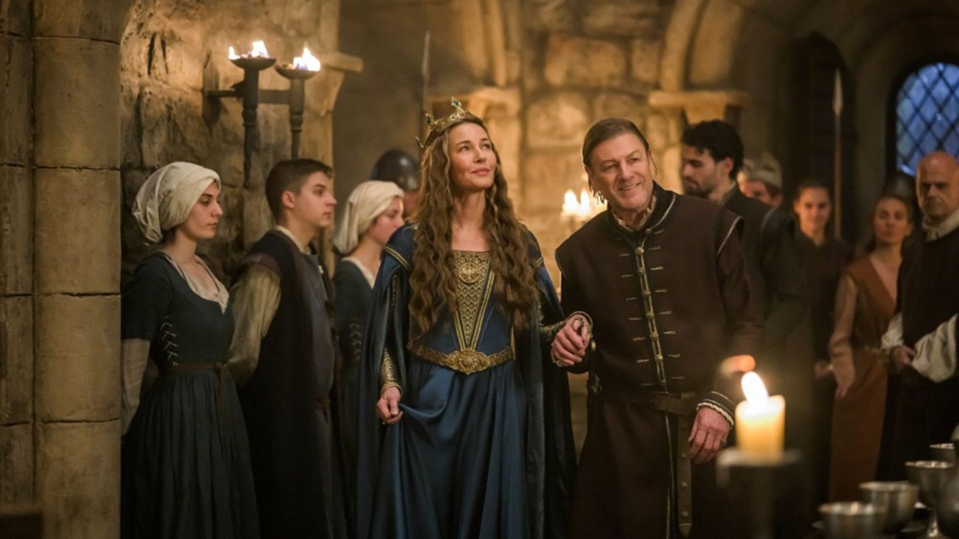 Connie Nielsen e Sean Bean in costumi d'epoca all'interno di un castello