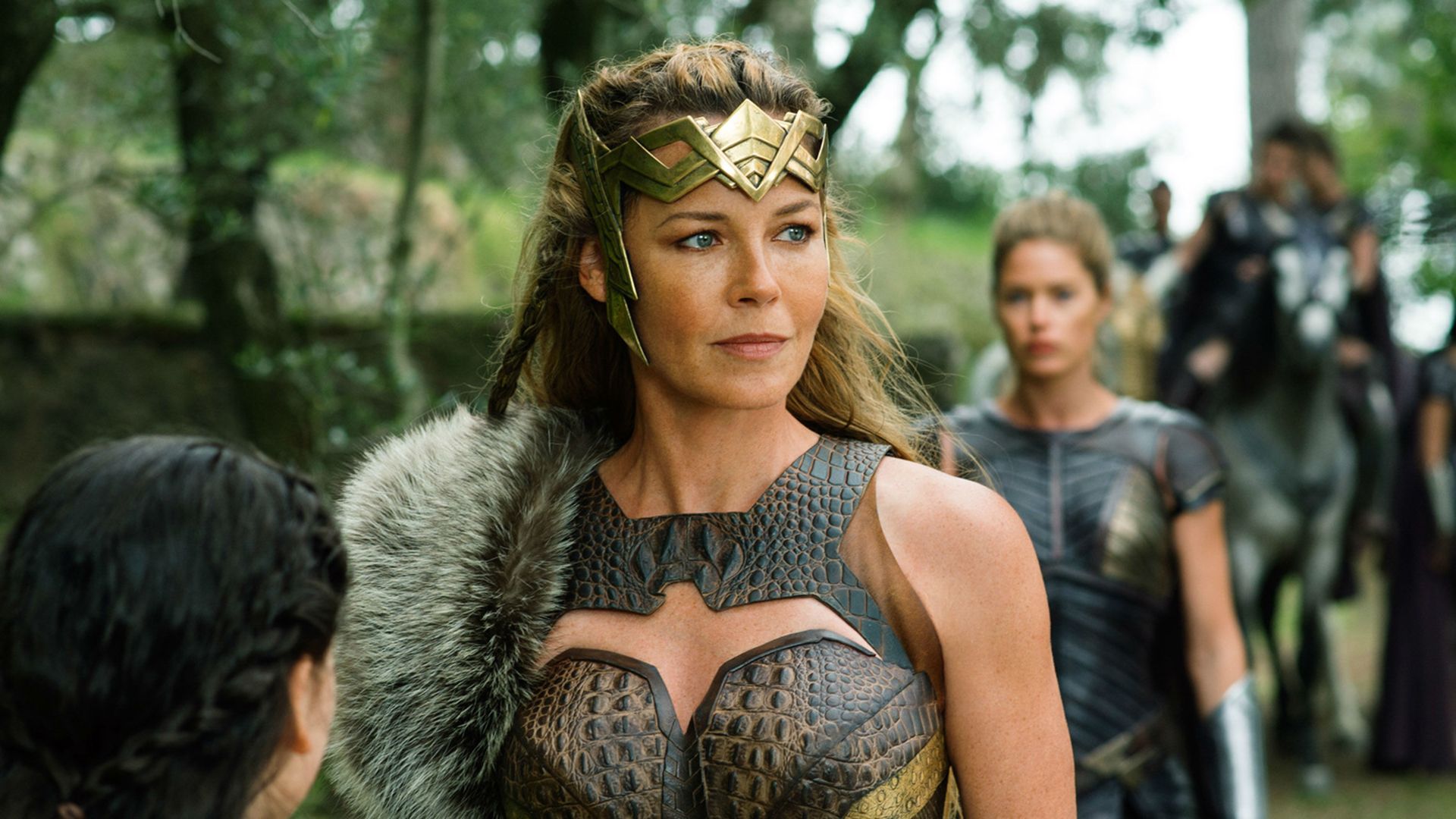 Connie Nielsen in armatura di cuoio e una corona dorata da amazzone