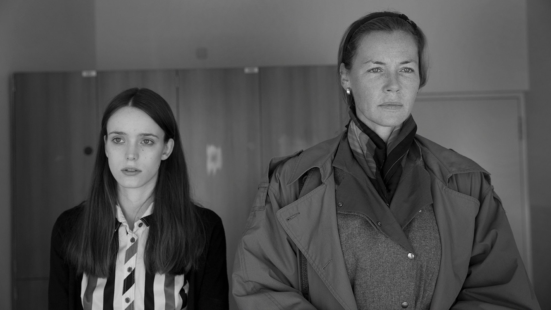 Connie Nielsen con un'espressione seria accanto a una giovane ragazza