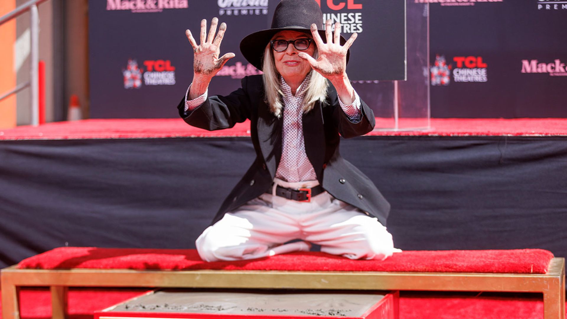 Diane Keaton con cappello e completo pantalone lascia le sue impronte nel cemento