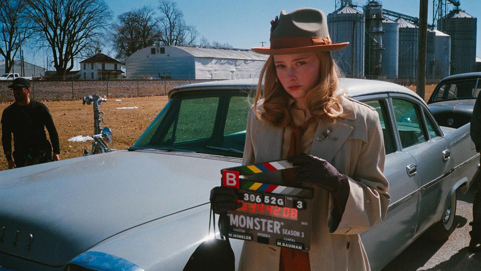 Suzanna Son in abiti dell'inizio del XX secolo tiene un ciak con scritto Monster