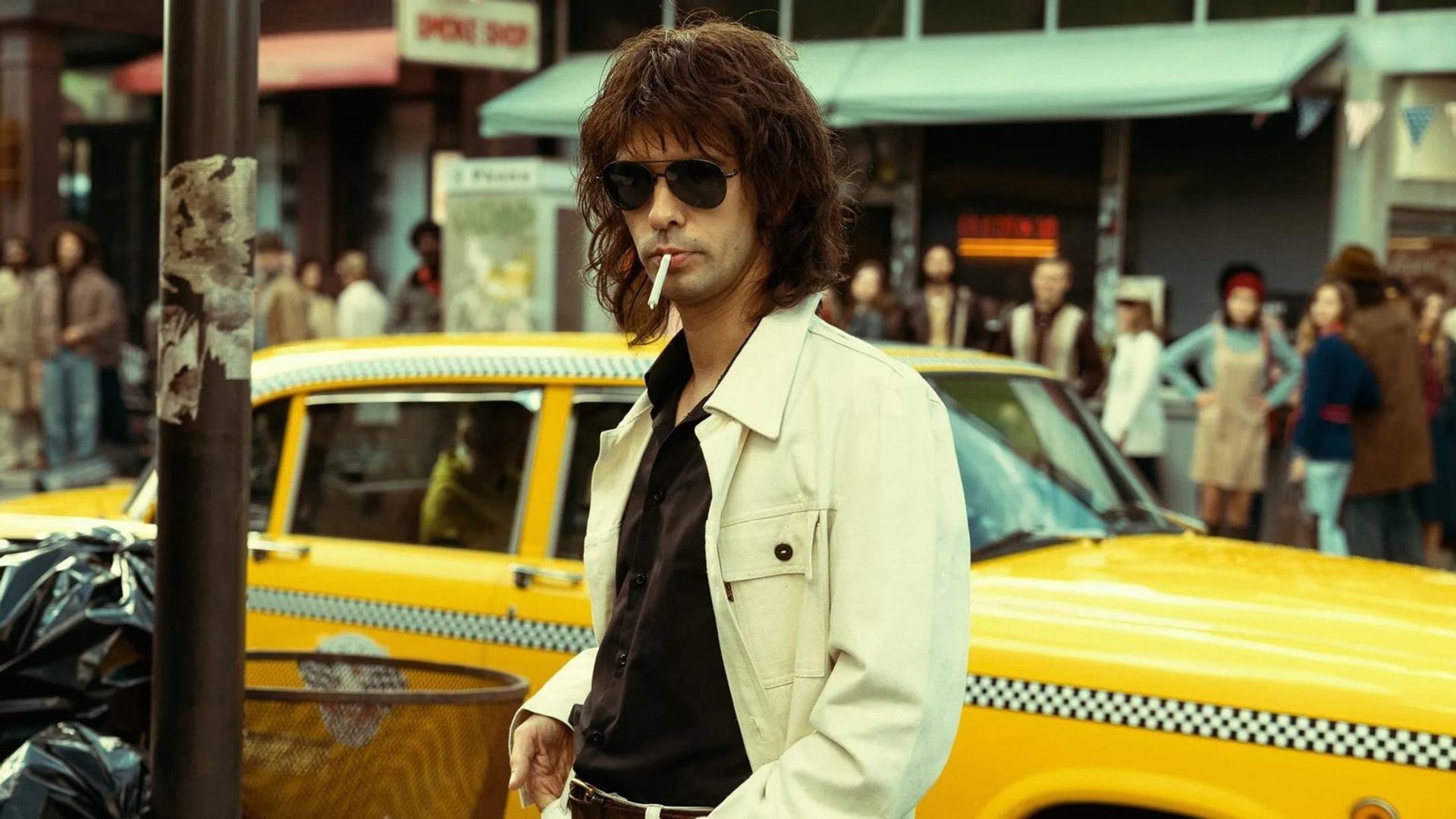 Ben Whishaw con parrucca lunga e occhiali da aviatore, still da Limonov