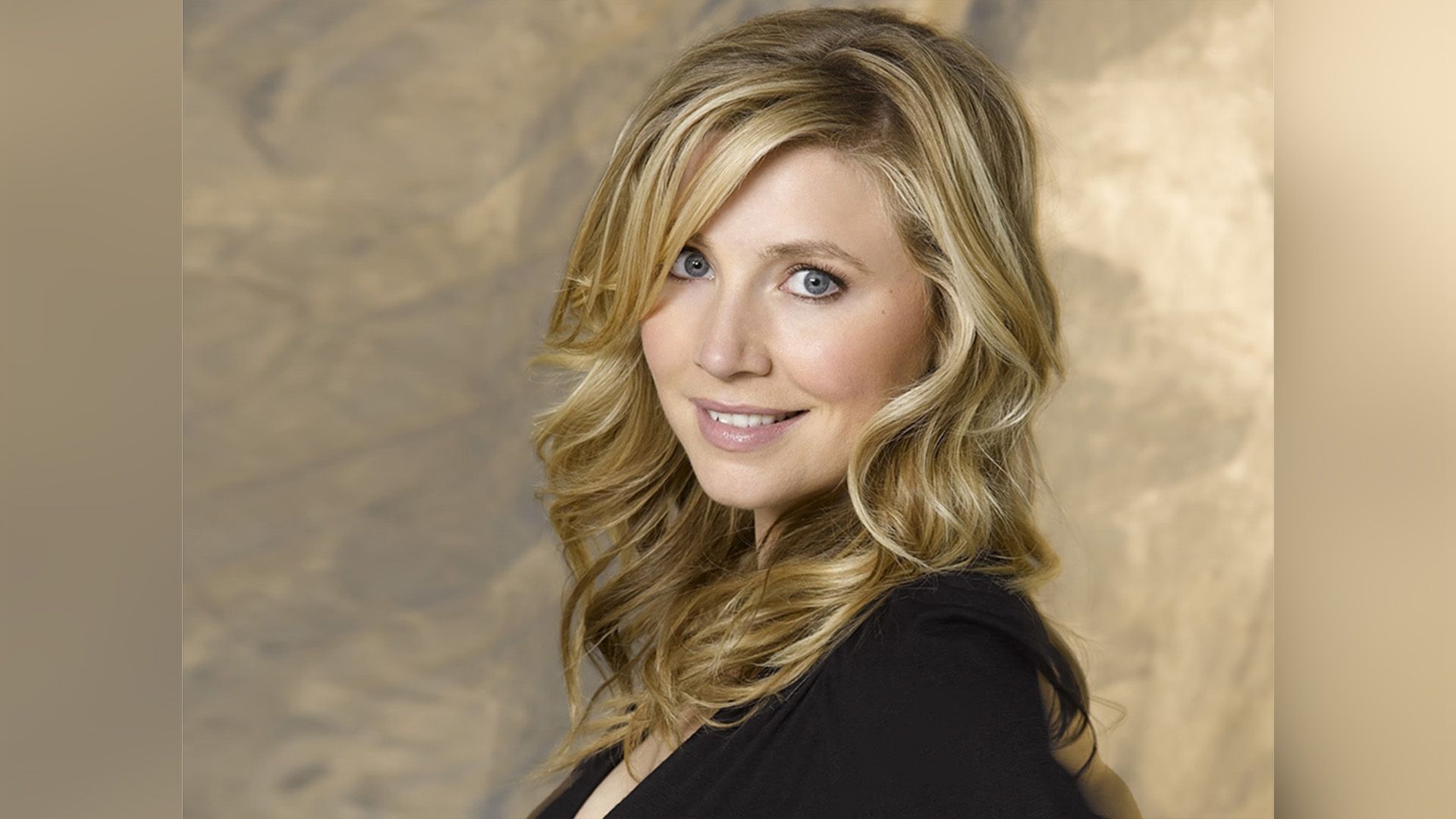 L'attrice Sarah Chalke in posa di tre quarti