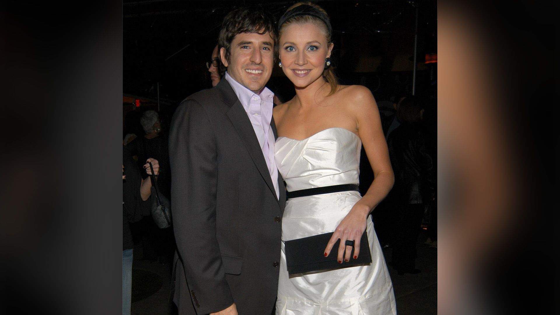 Sarah Chalke in abito bianco e Jamie Afifi in blazer