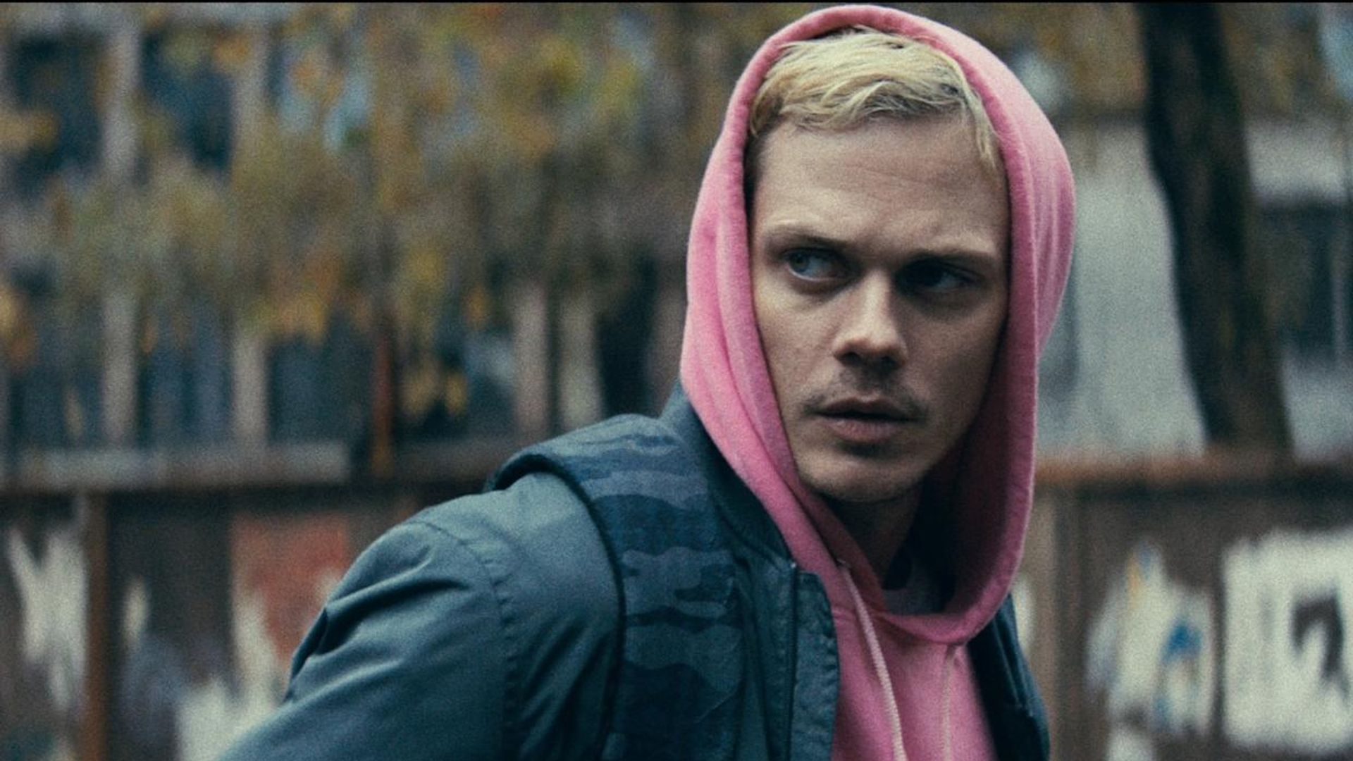 Bill Skarsgård con una felpa rosa