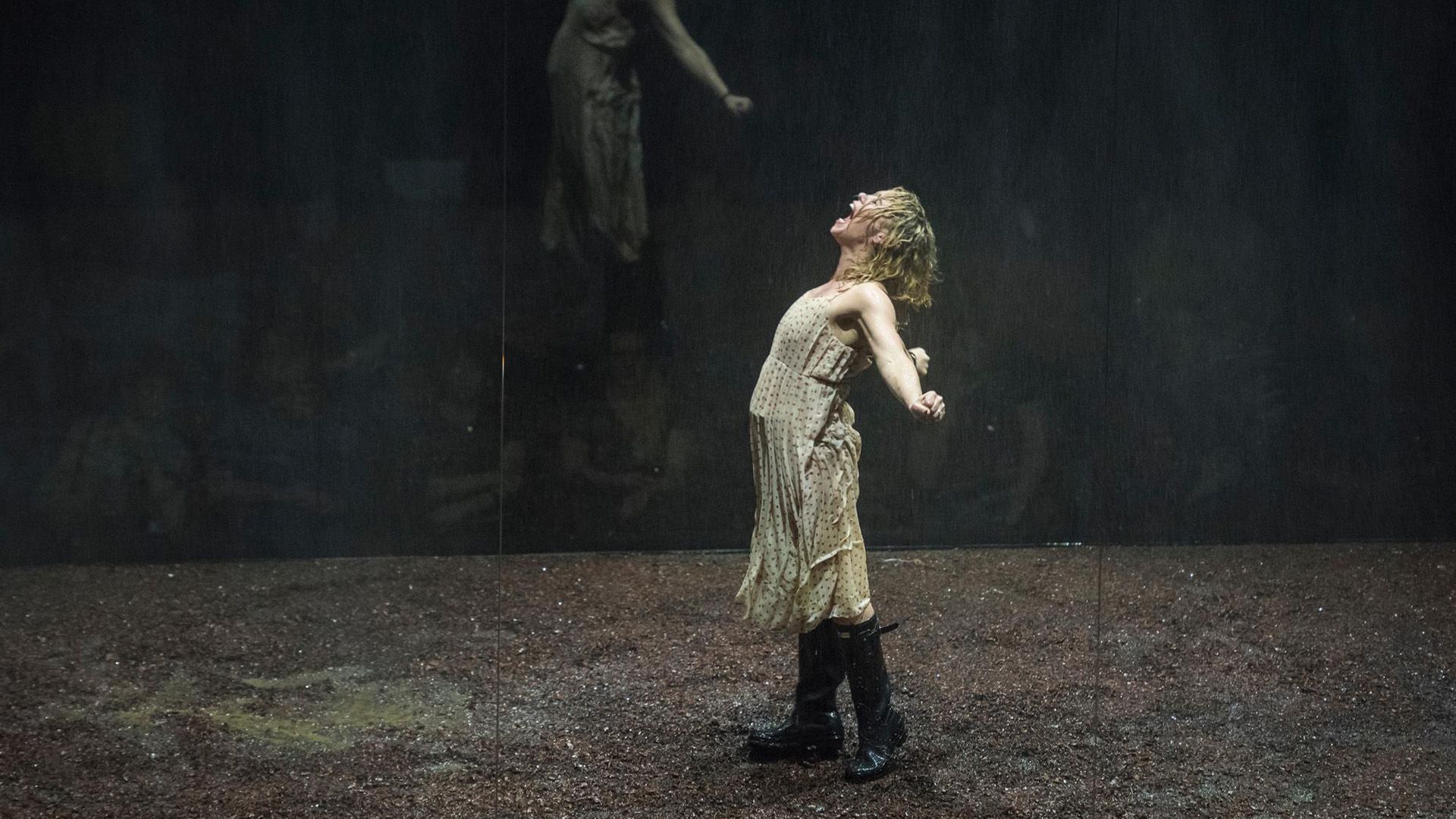 Billie Piper in un abito chiaro e stivali alti sul palco, con le braccia spalancate, mentre urla