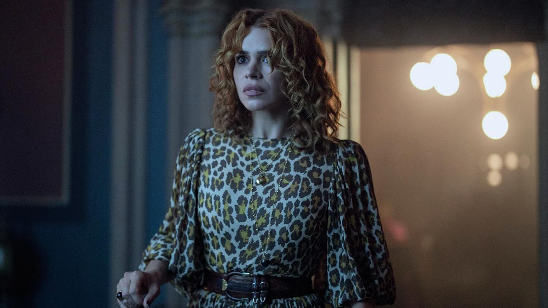 Billie Piper con riccioli rossi e un vestito leopardato