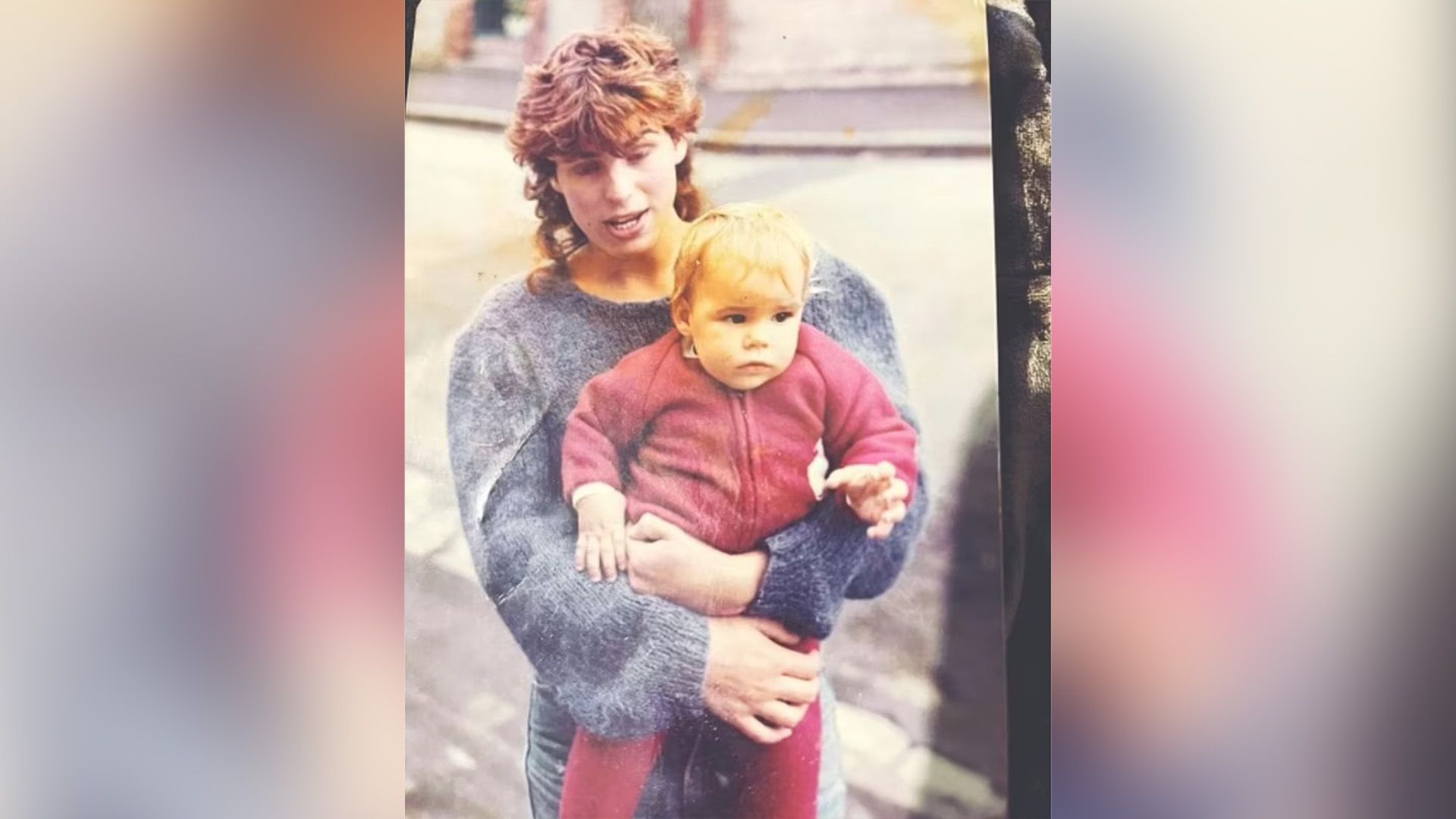 La piccola Billie Piper in una tutina rossa tra le braccia di sua madre