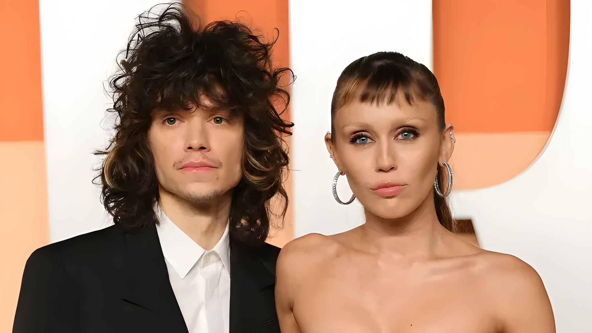 Miley Cyrus e Maxx Morando posano sul red carpet