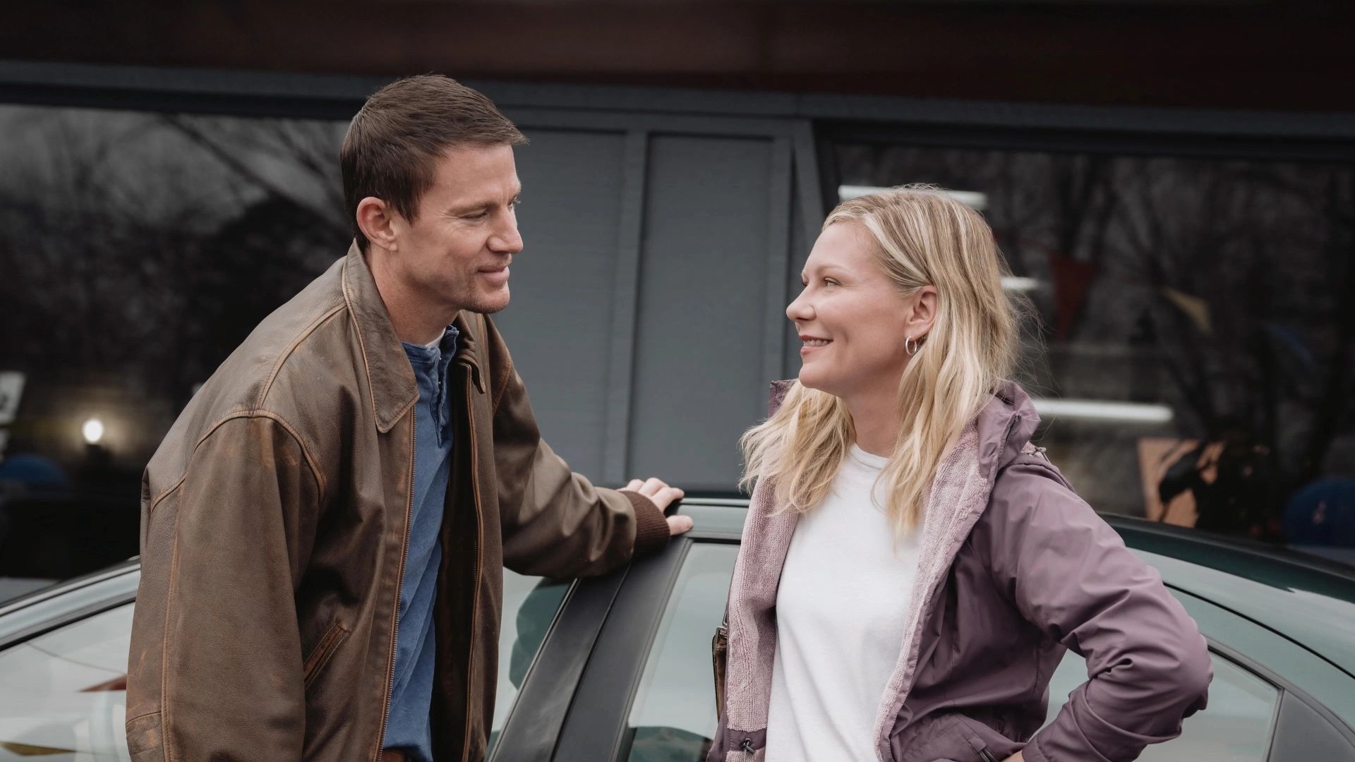 Kirsten Dunst e Channing Tatum in piedi uno di fronte all'altra sorridenti