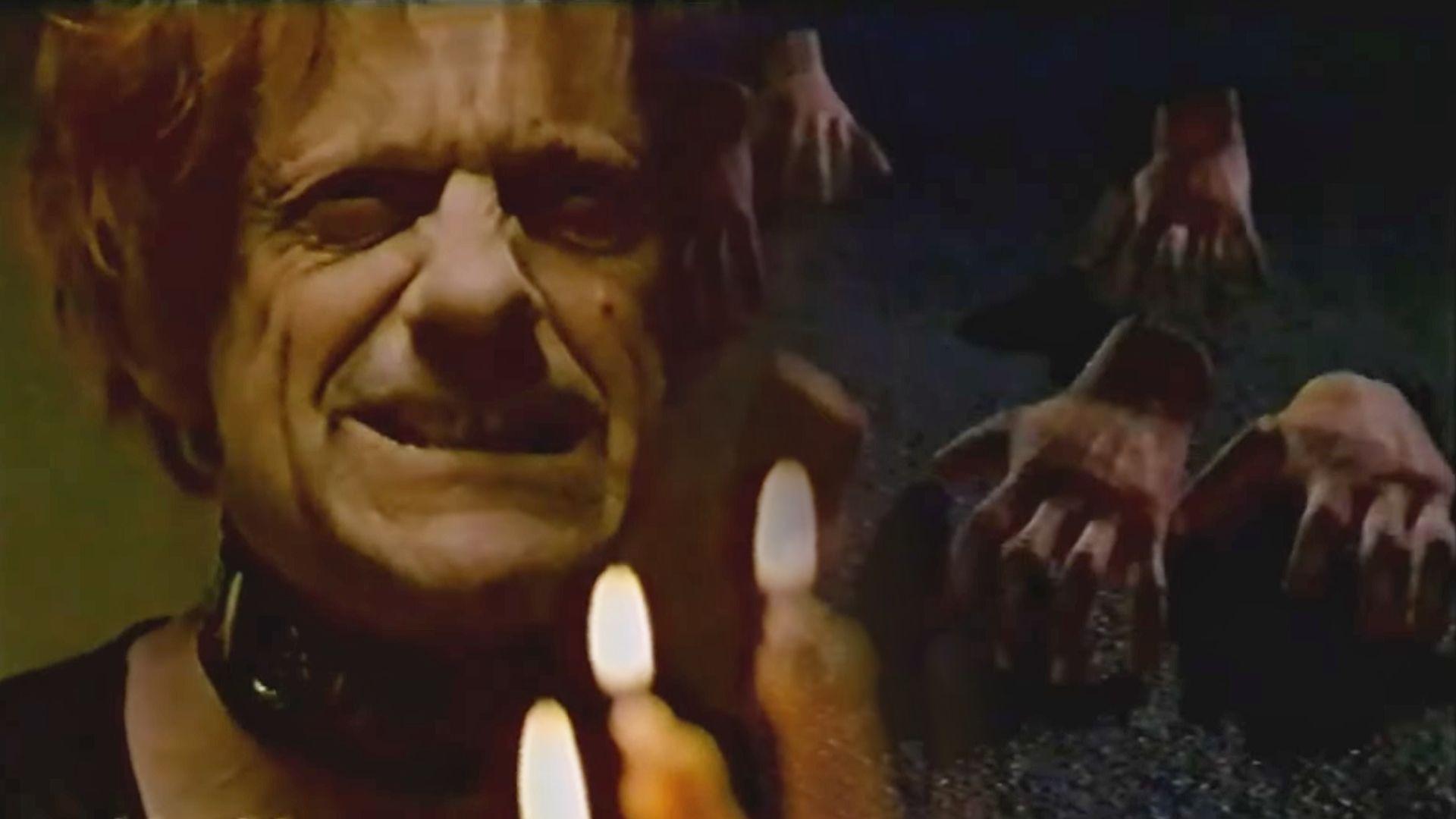 L'attore Christopher Lloyd con i capelli arruffati, sulla destra molteplici spazzole a forma di mano che si muovono sulle dita