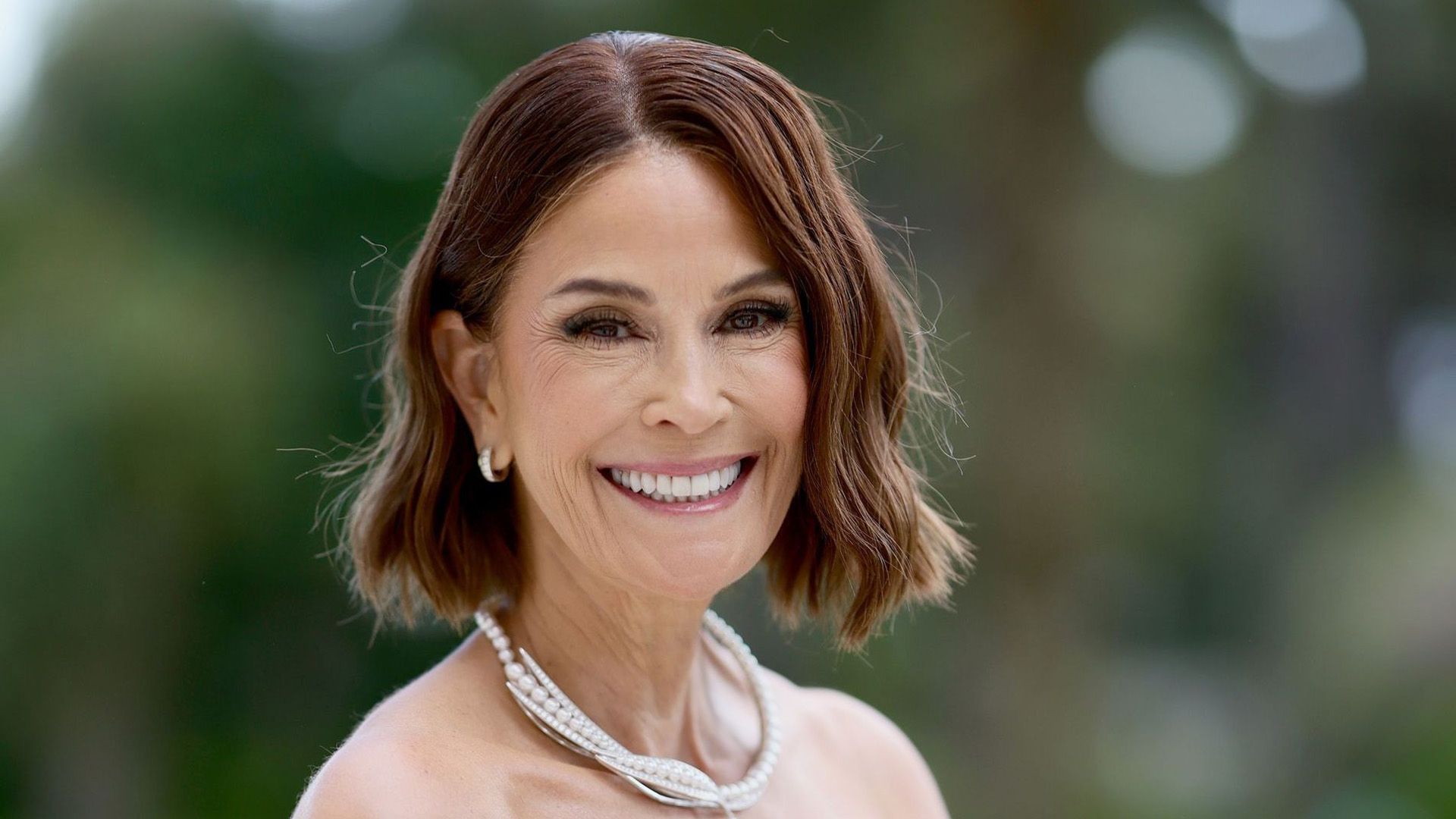 L'attrice Teri Hatcher con taglio bob che sorride ampiamente