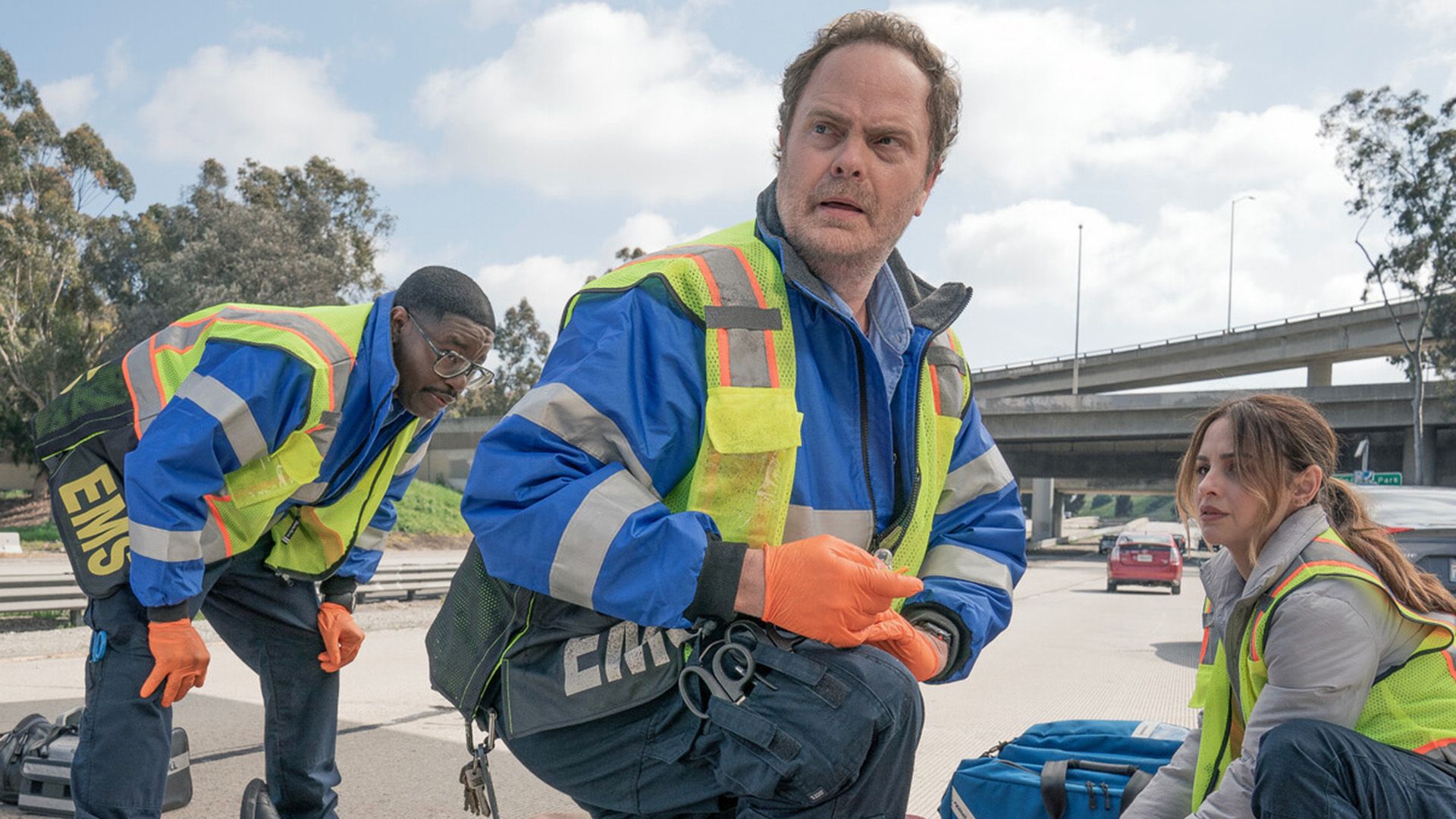 Rainn Wilson in uniforme da paramedico con espressione preoccupata