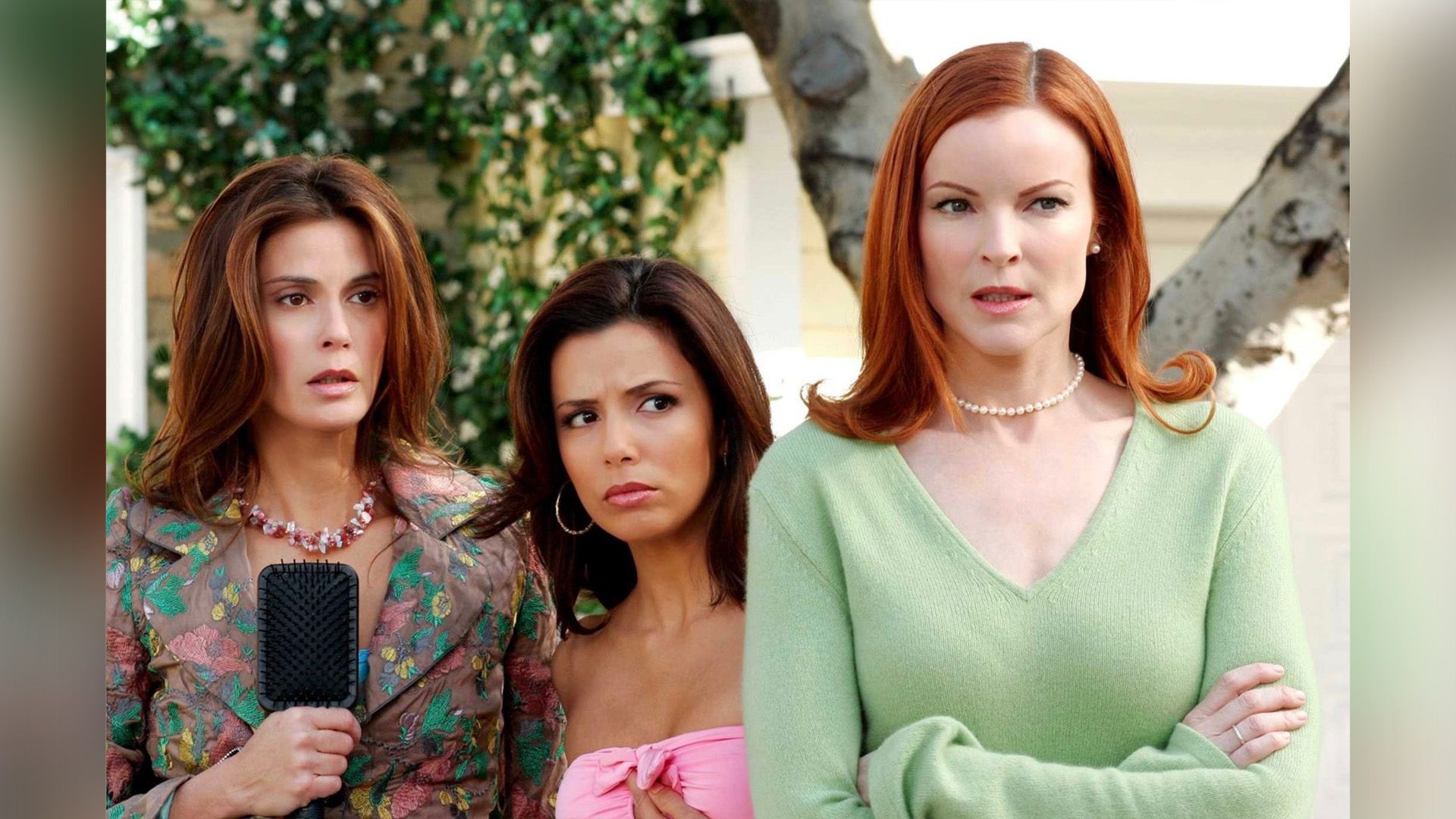 Teri Hatcher, Eva Longoria e Marcia Cross in piedi con espressione accigliata, gli occhi fissi davanti con diffidenza