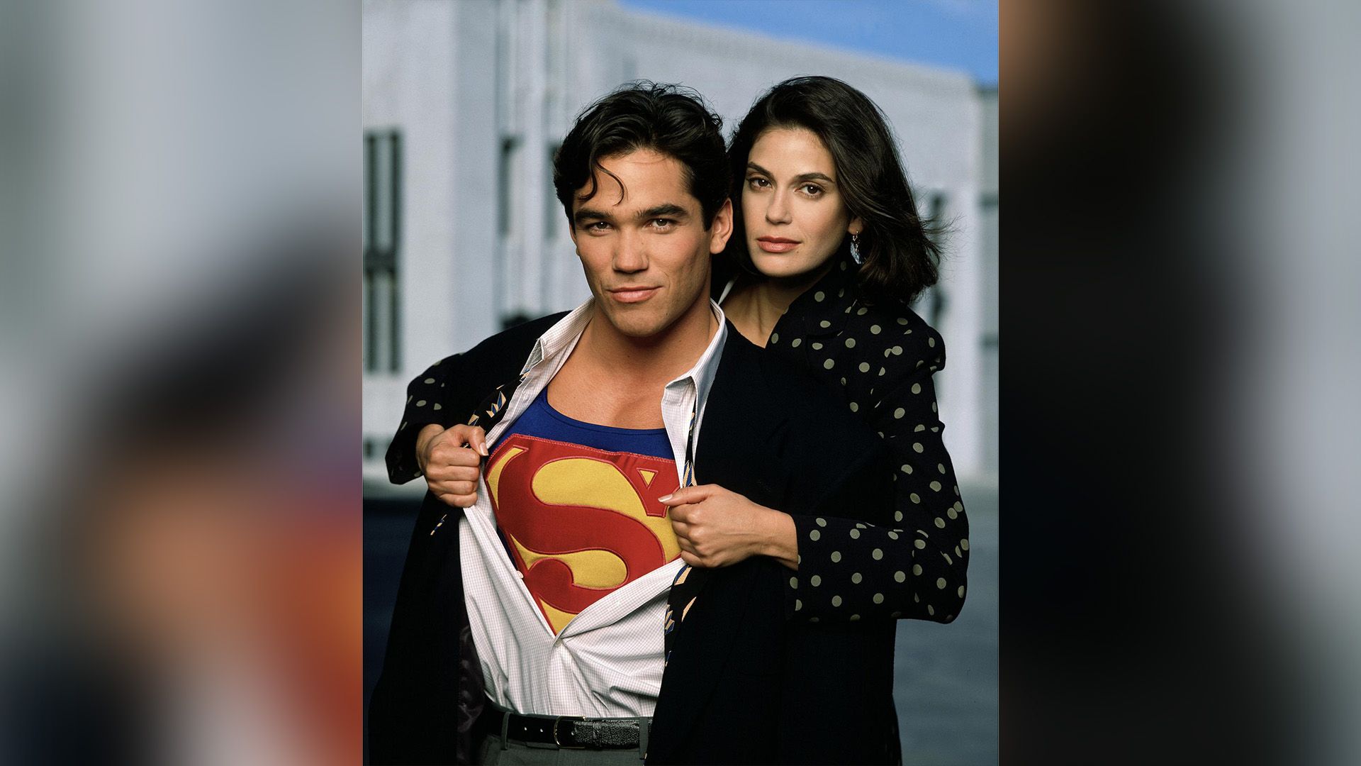 Teri Hatcher abbraccia Dean Cain per le spalle mentre lui rivela il costume di Superman sotto la camicia