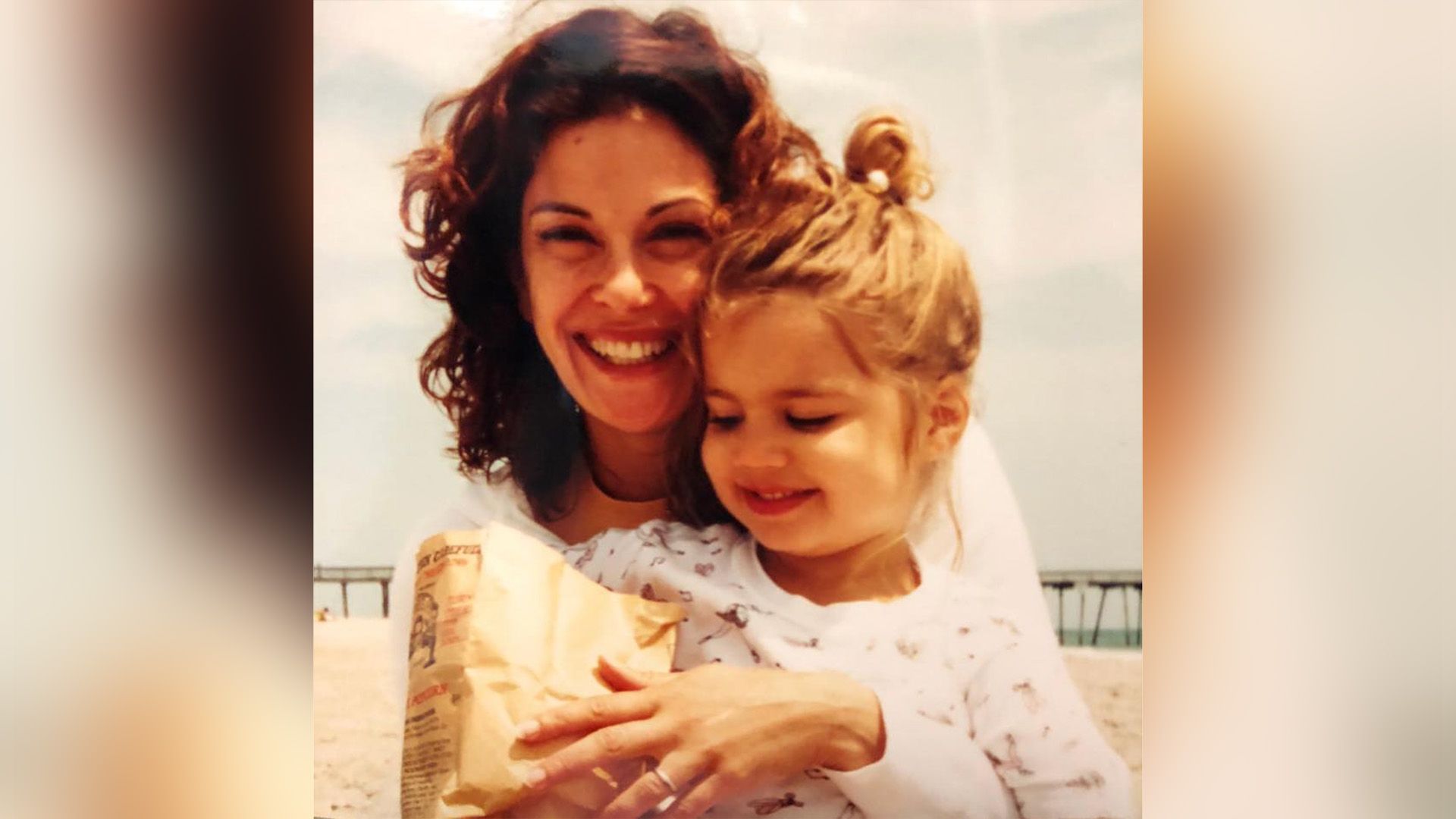 La giovane Teri Hatcher abbraccia la piccola Emerson e sorride raggiante