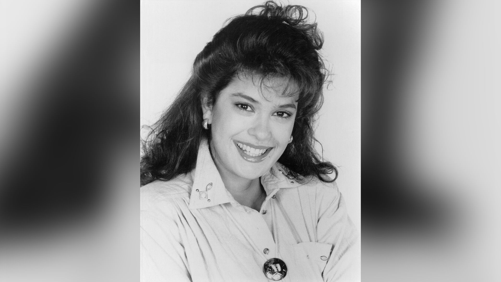 La giovane Teri Hatcher in una camicia chiara