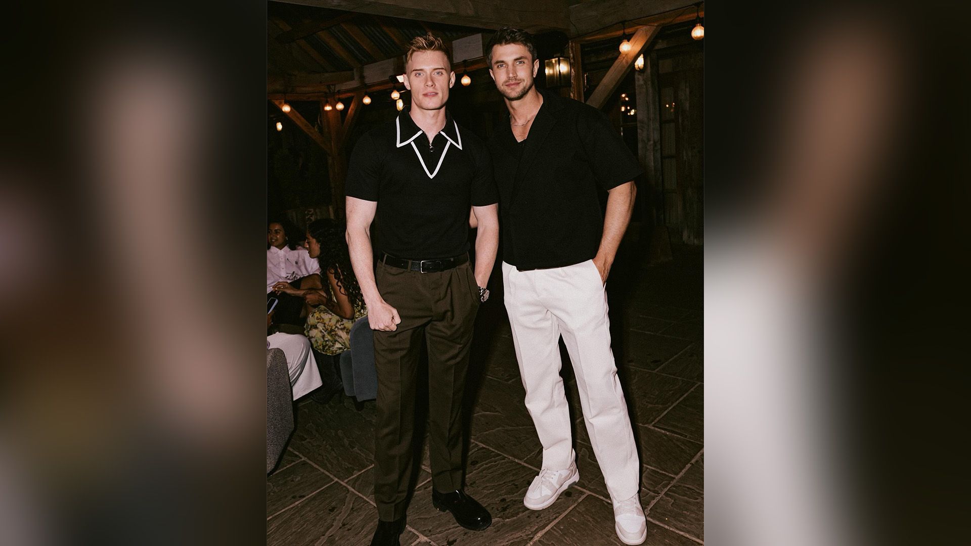 Max Parker e Kris Mochrie posano per una foto a una festa