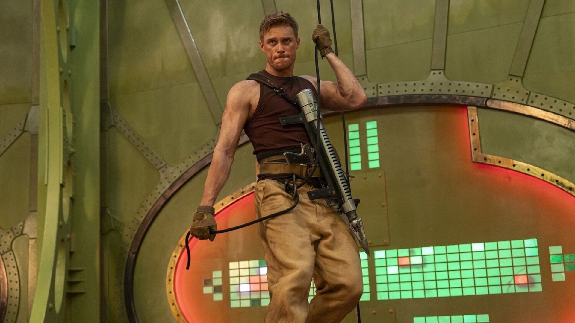 Max Parker con un fucile d'assalto pronto scende dal soffitto appeso a una corda