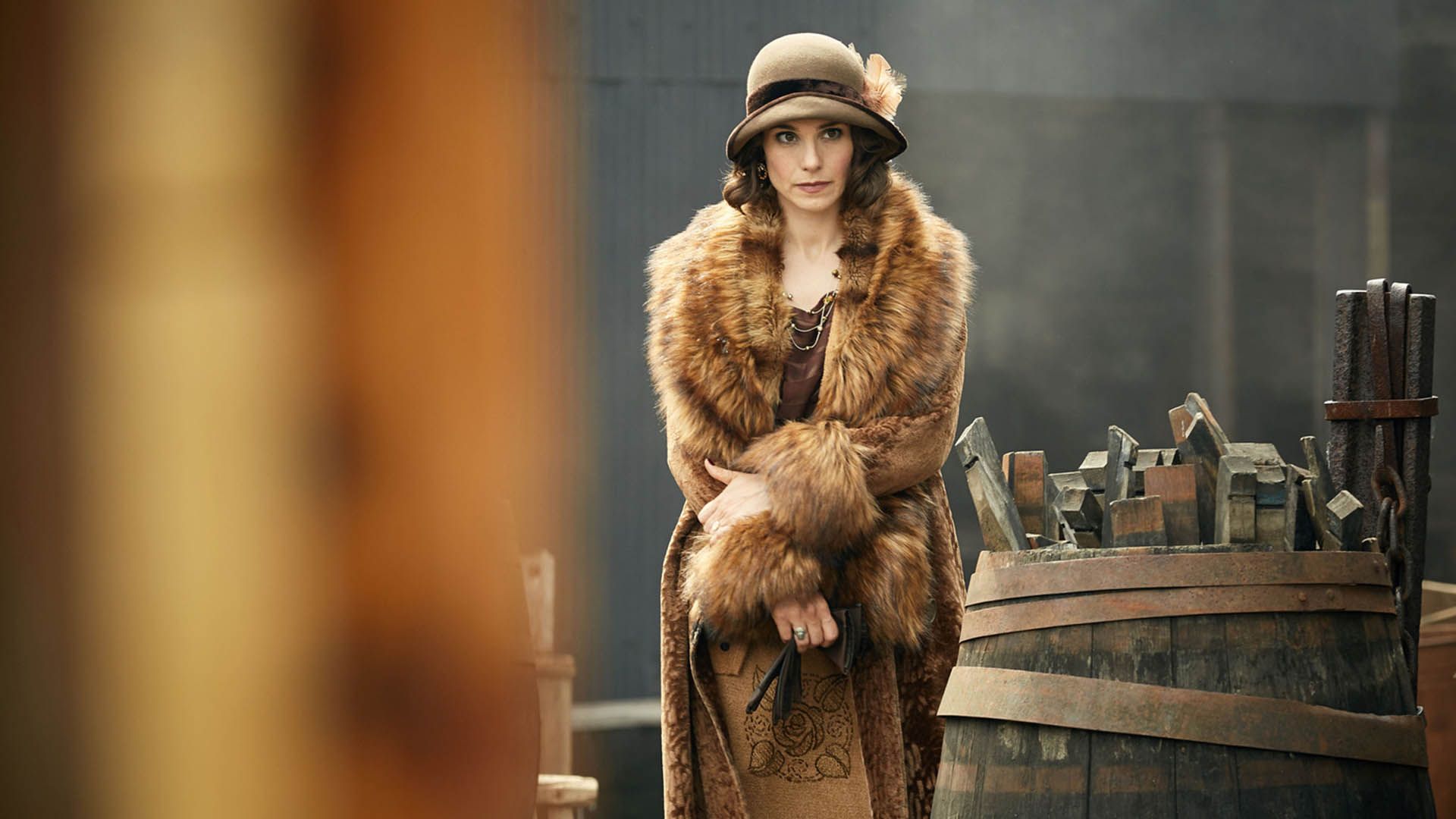 Charlotte Riley con un cappello beige e un cappotto beige con voluminosa pelliccia color zenzero