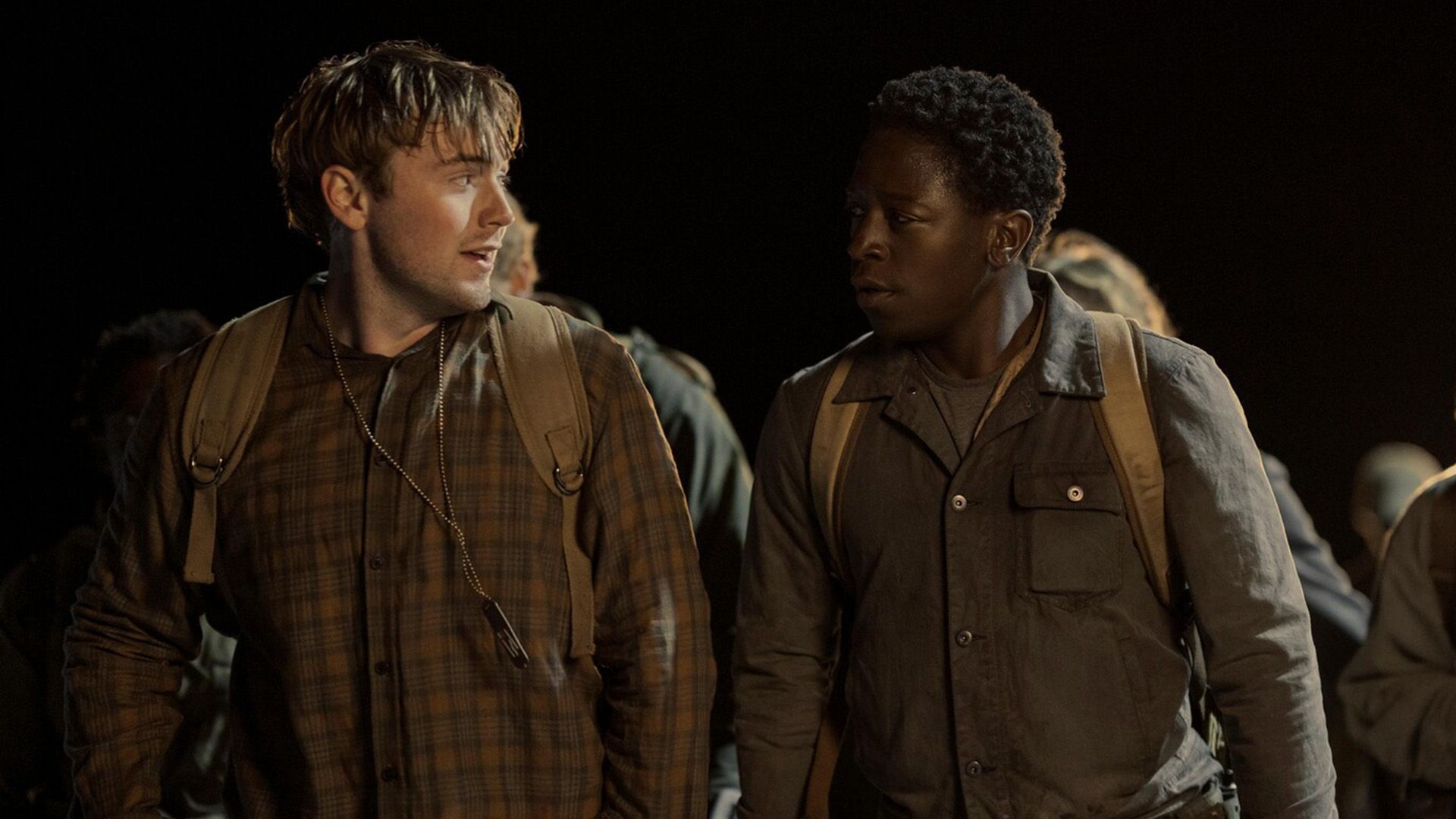 David Jonsson ascolta Cooper Hoffman che gli sta dicendo qualcosa