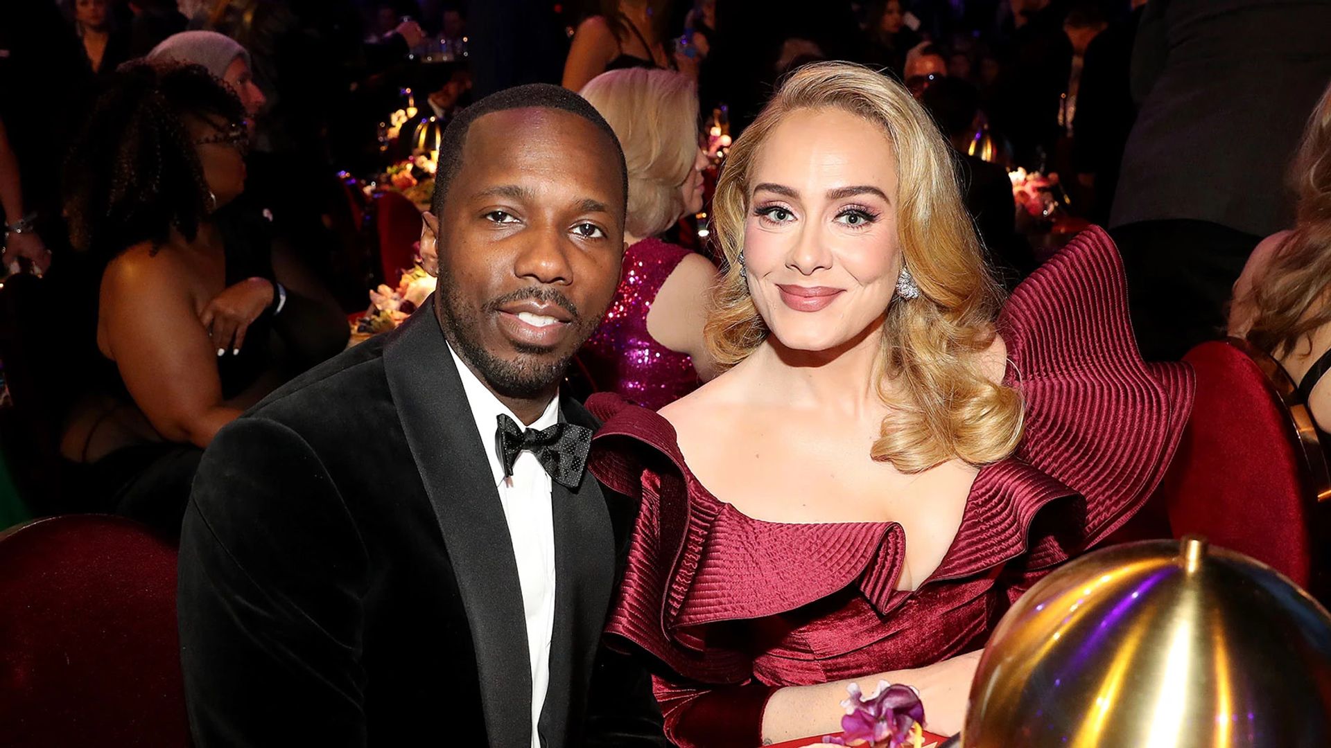 Adele e Rich Paul posano per la fotocamera in abiti da sera durante un evento mondano
