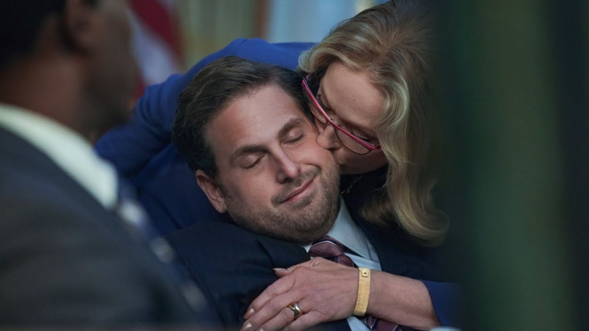 Meryl Streep bacia teneramente Jonah Hill sulla guancia, scena dal film