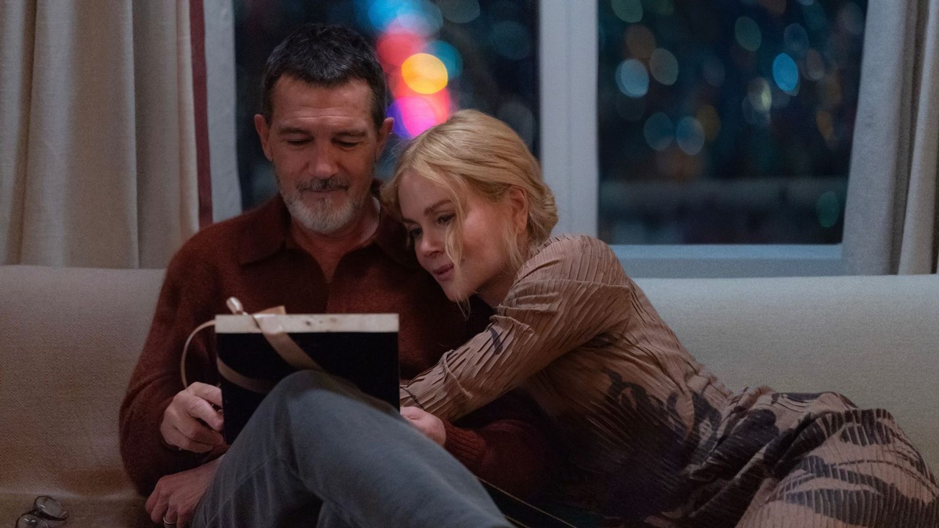 Antonio Banderas e Nicole Kidman seduti su un divano abbracciati, una scena del film