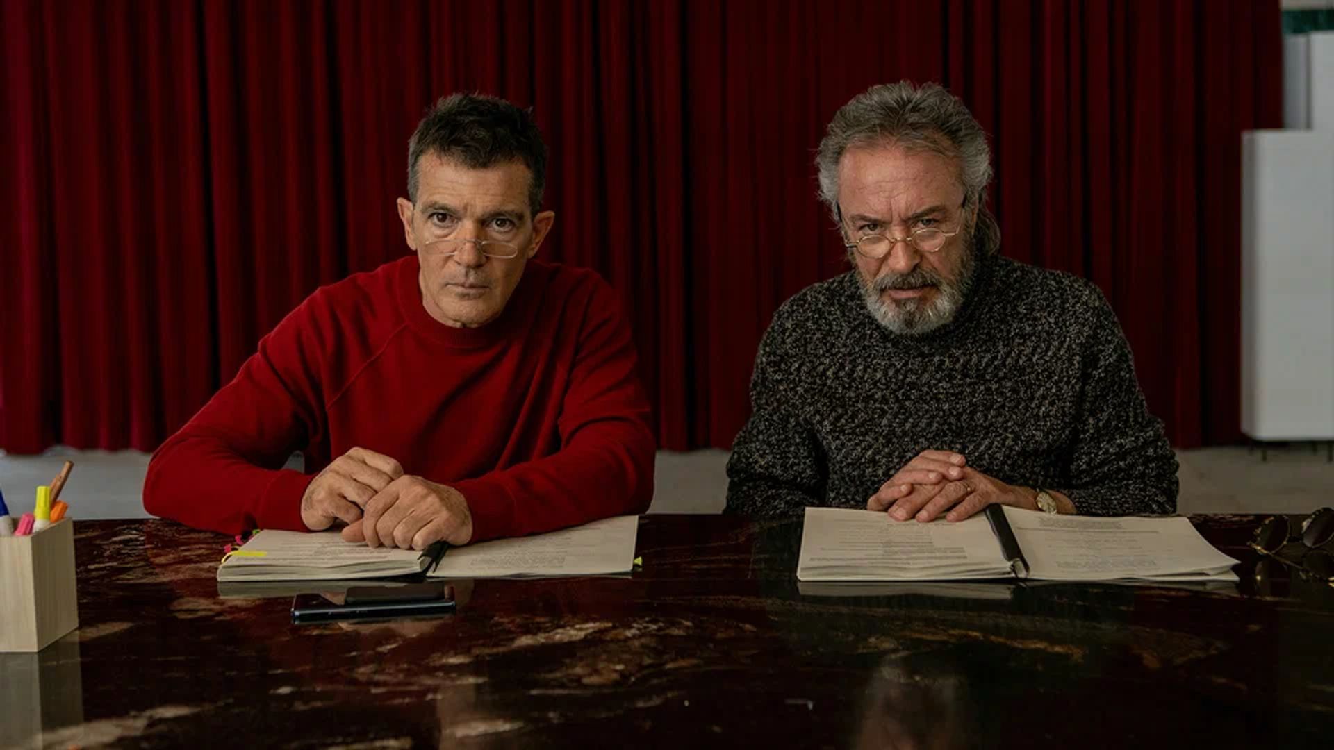 Antonio Banderas e Oscar Martínez che fissano intensamente la telecamera