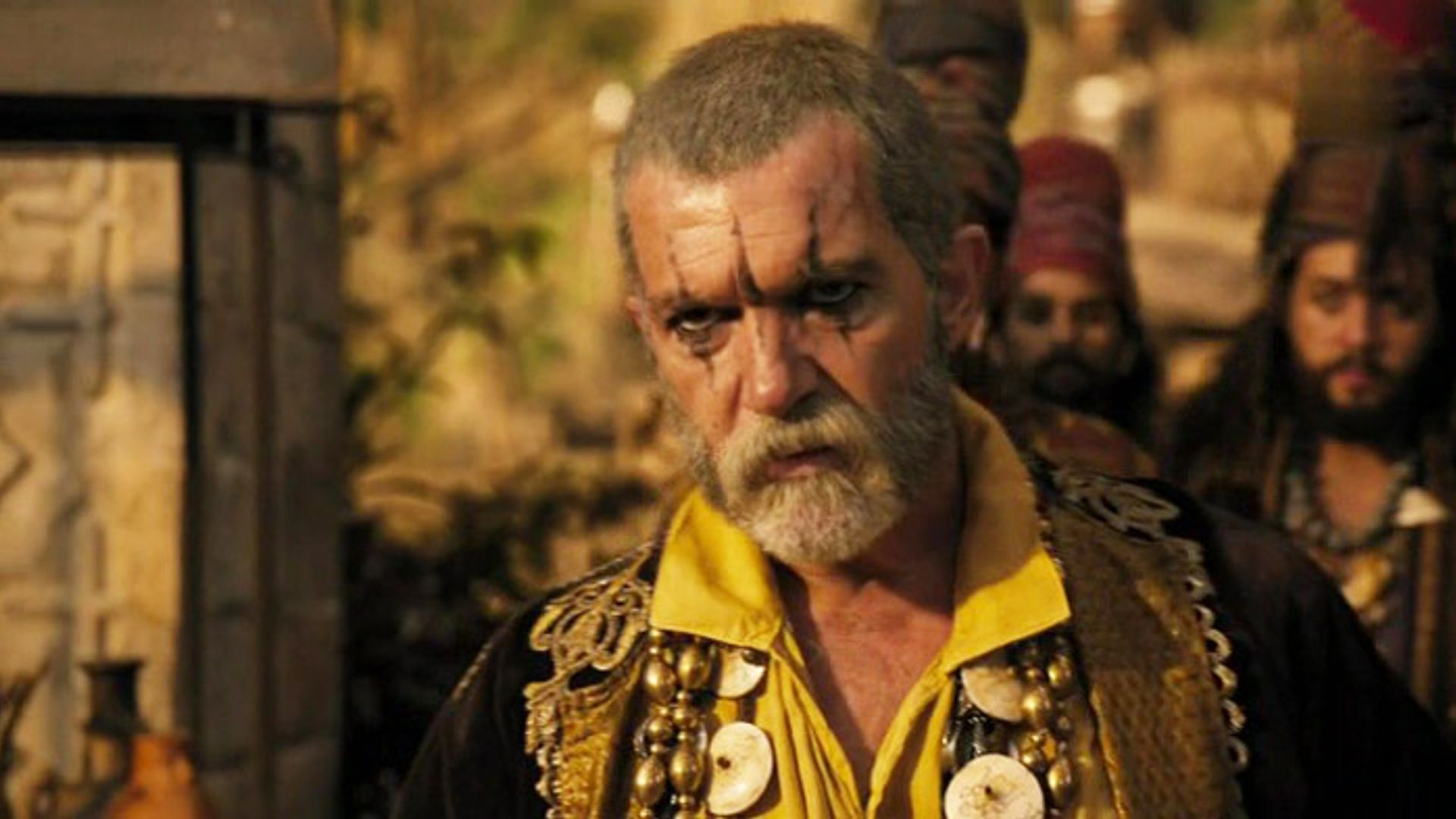 Antonio Banderas calvo, truccato, con la barba