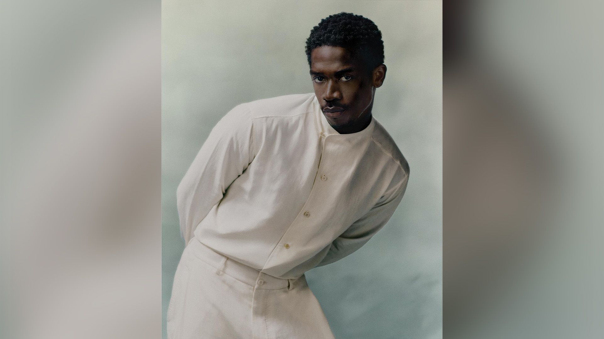 L'attore Damson Idris in camicia bianca e pantaloni bianchi