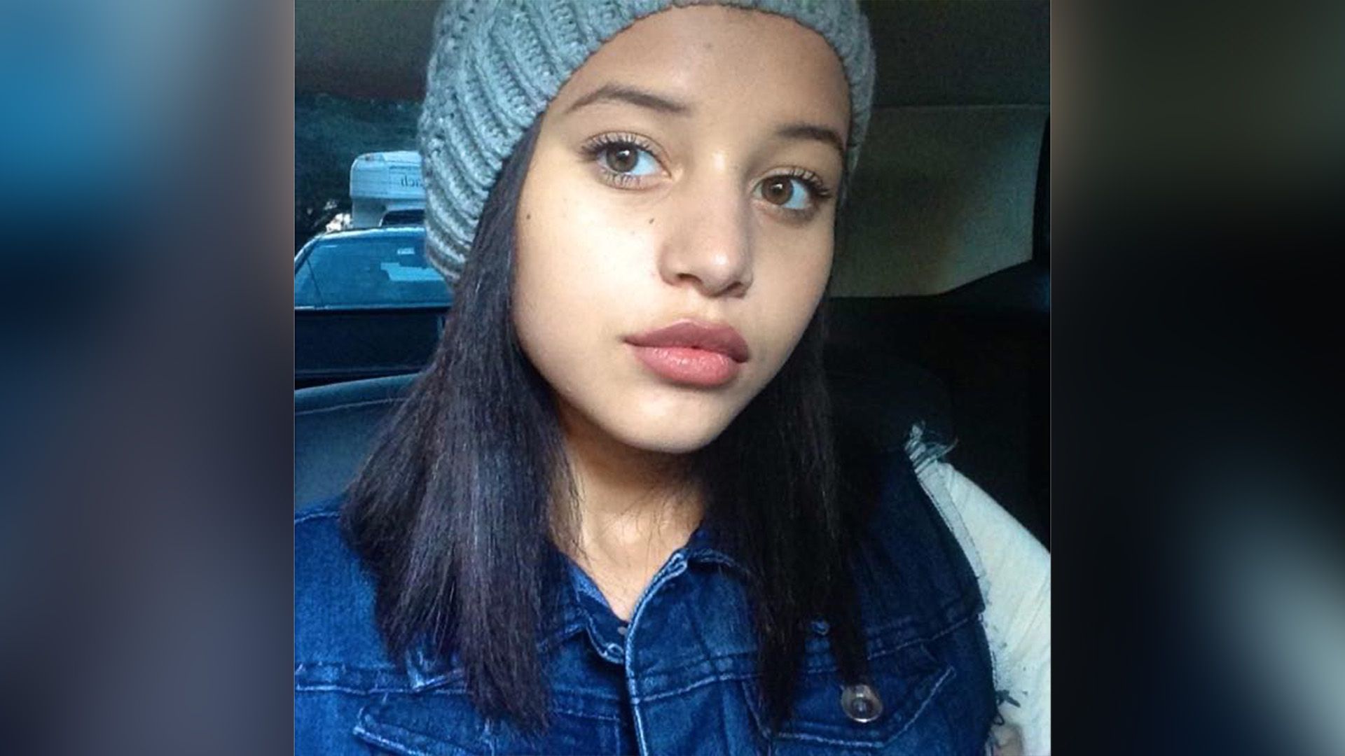 Chase Infiniti da bambina con un cappello di maglia grigio