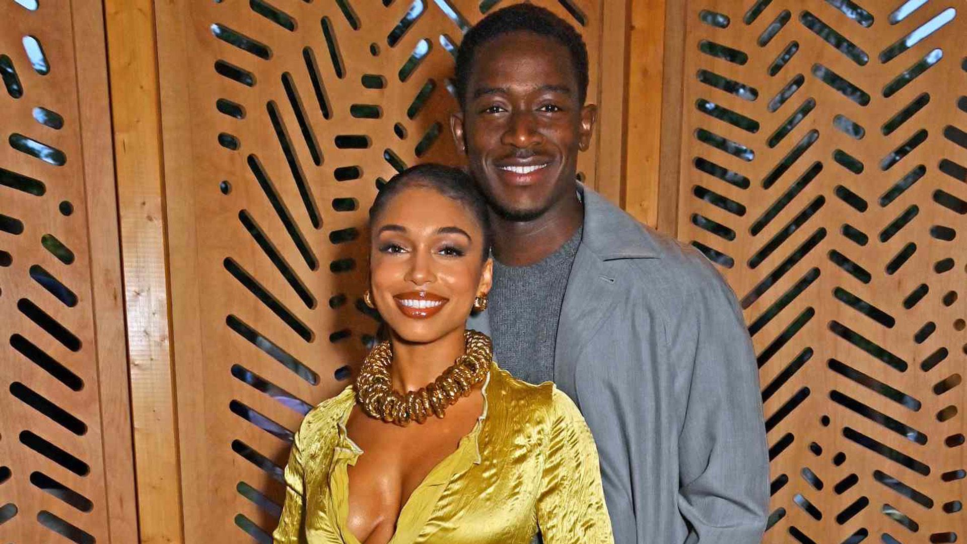 Damson Idris con una camicia grigia e Lori Harvey con una blusa gialla