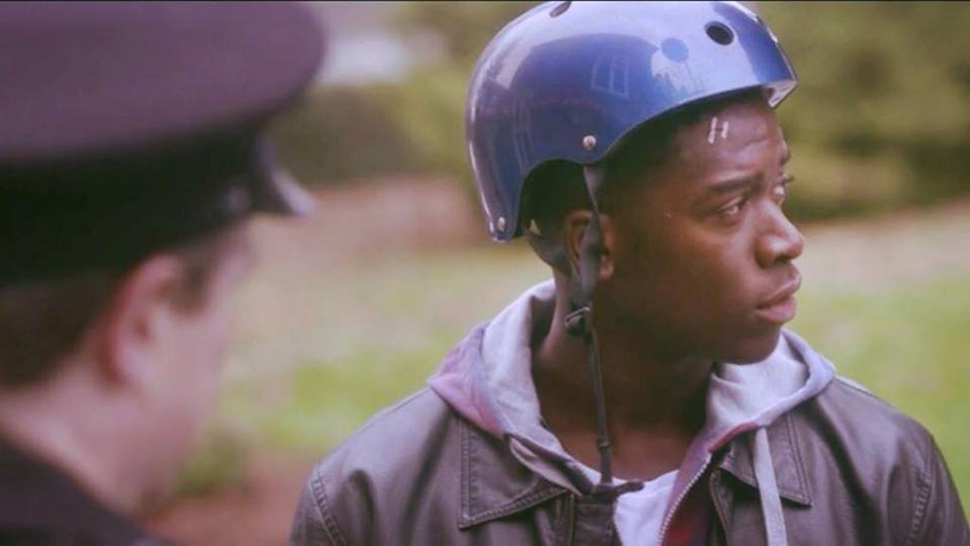 Damson Idris che indossa un casco da bicicletta, di profilo