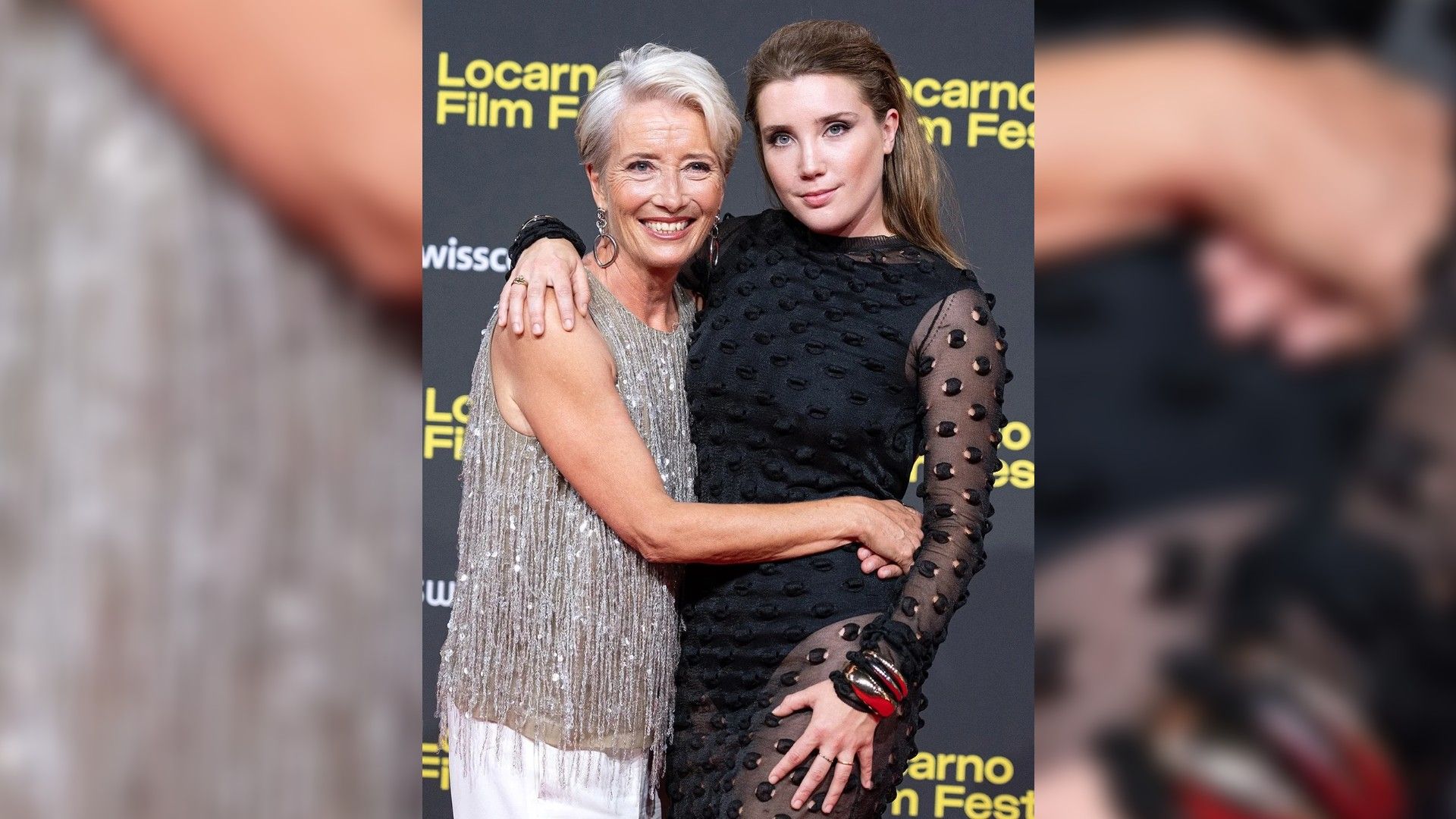 Emma Thompson abbraccia sua figlia sul red carpet del festival del cinema
