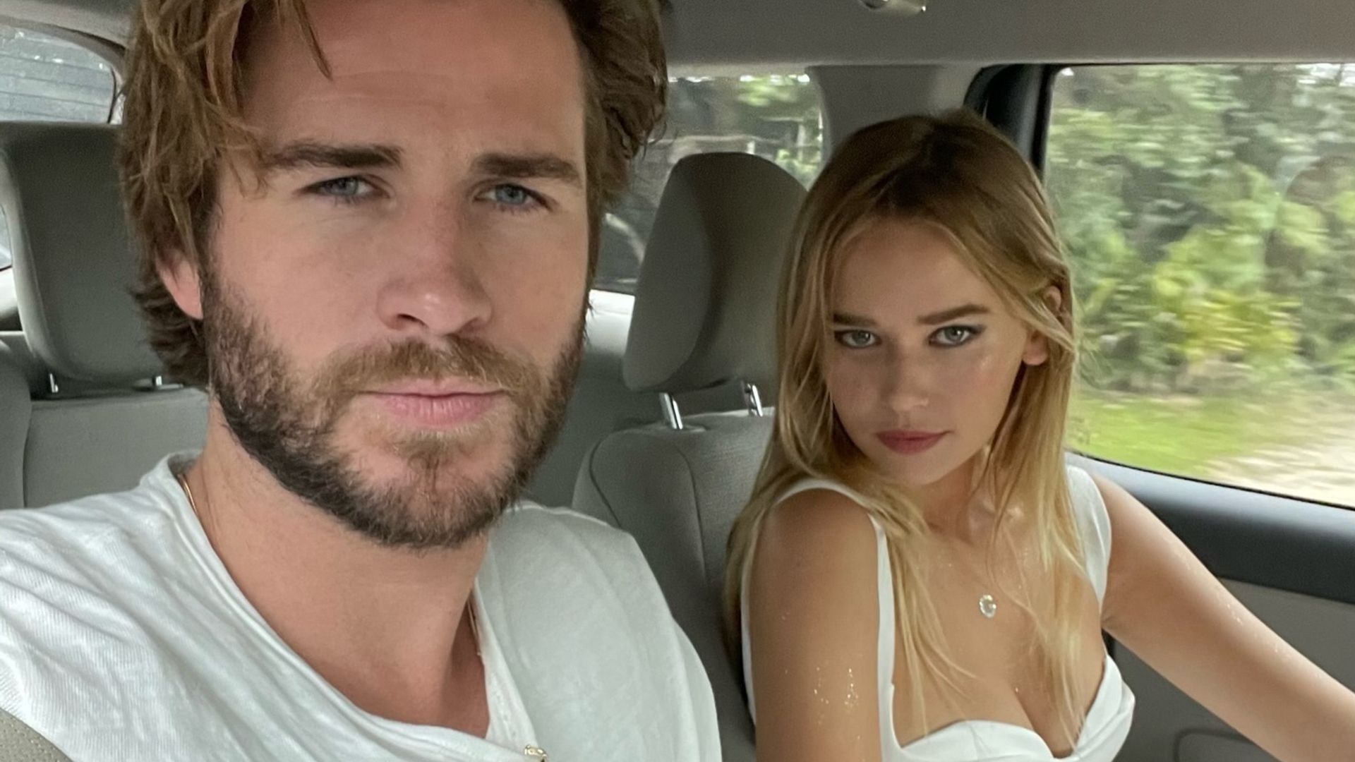Liam Hemsworth e Gabriella Brooks che si fanno un selfie in macchina