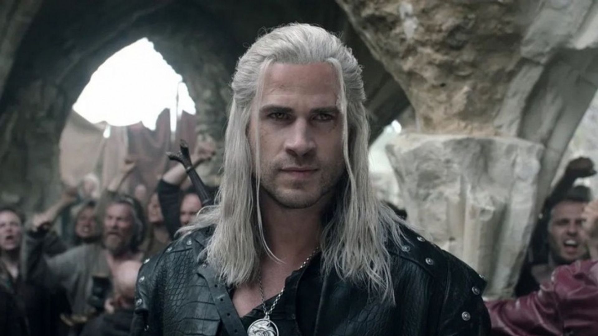 Liam Hemsworth nel trucco di Witcher: lunghi capelli bianchi, giacca di pelle