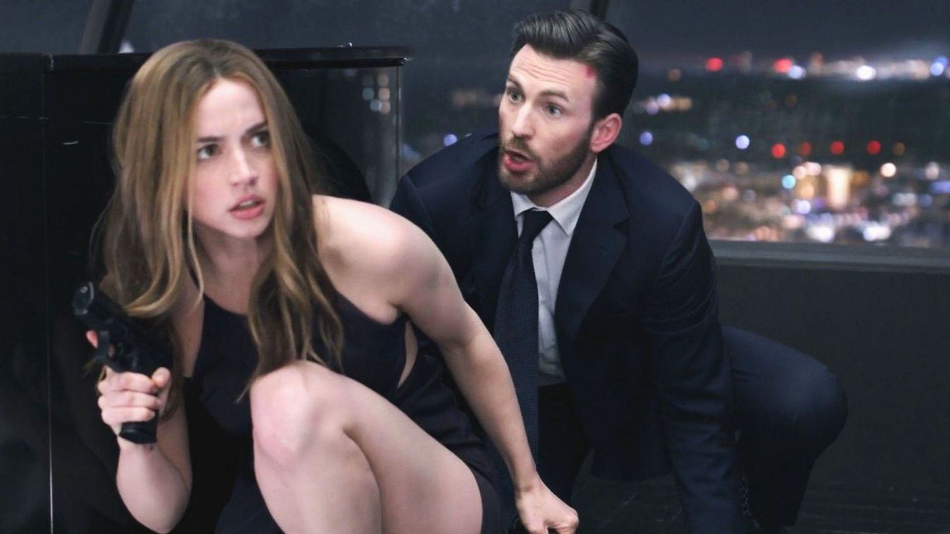 Ana de Armas e Chris Evans sembrano entrambi tesi e concentrati come se si stessero preparando per l'azione