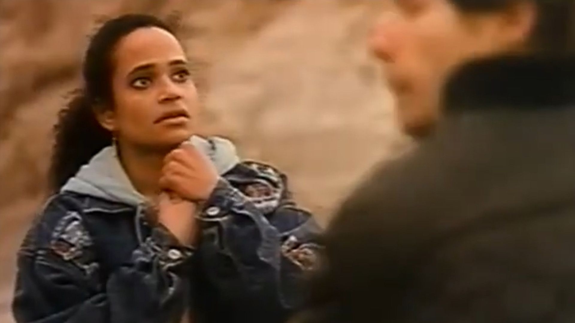 La giovane Judy Reyes con uno sguardo spaventato