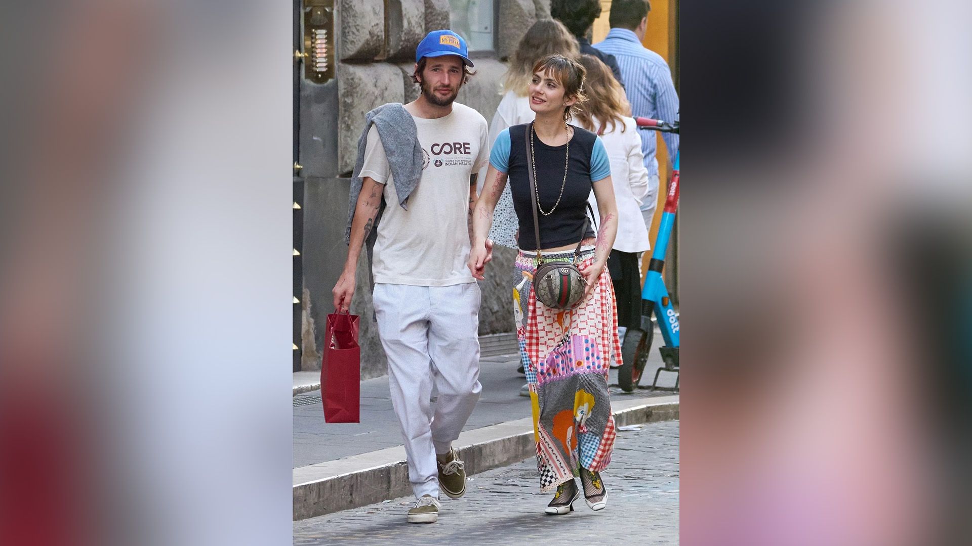 Zoe Bleu e Hopper Penn passeggiano per le strade della città, mano nella mano