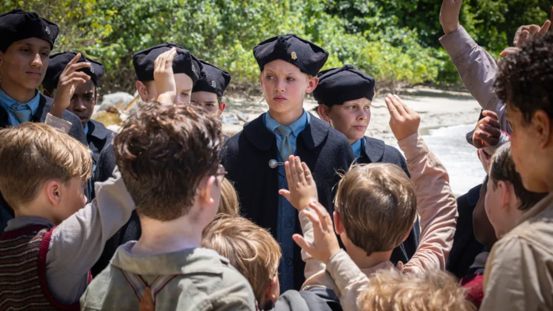 Bambini in uniforme scolastica su un'isola