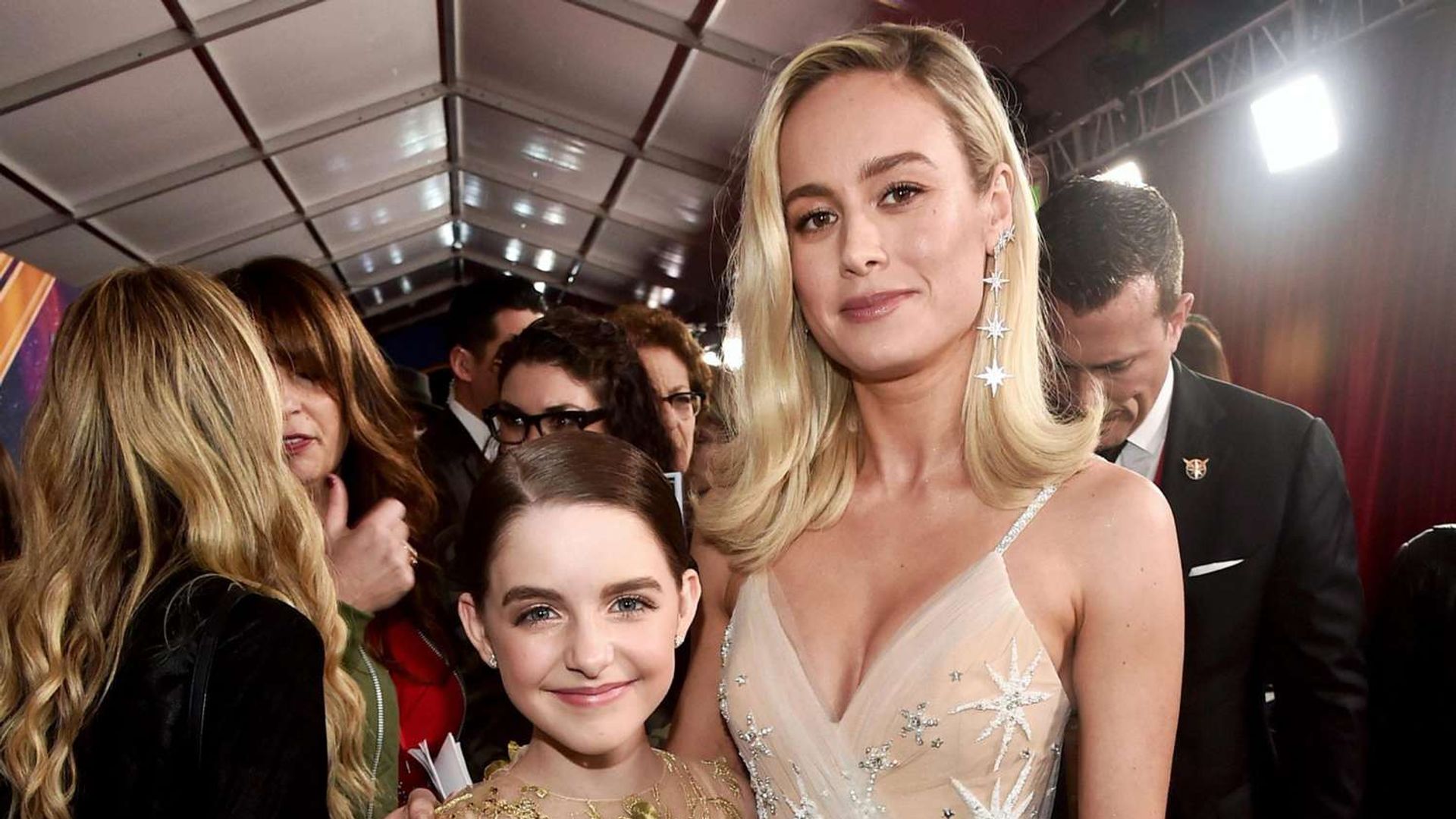 Mckenna Grace e Brie Larson posano insieme con Brie che abbraccia la ragazza