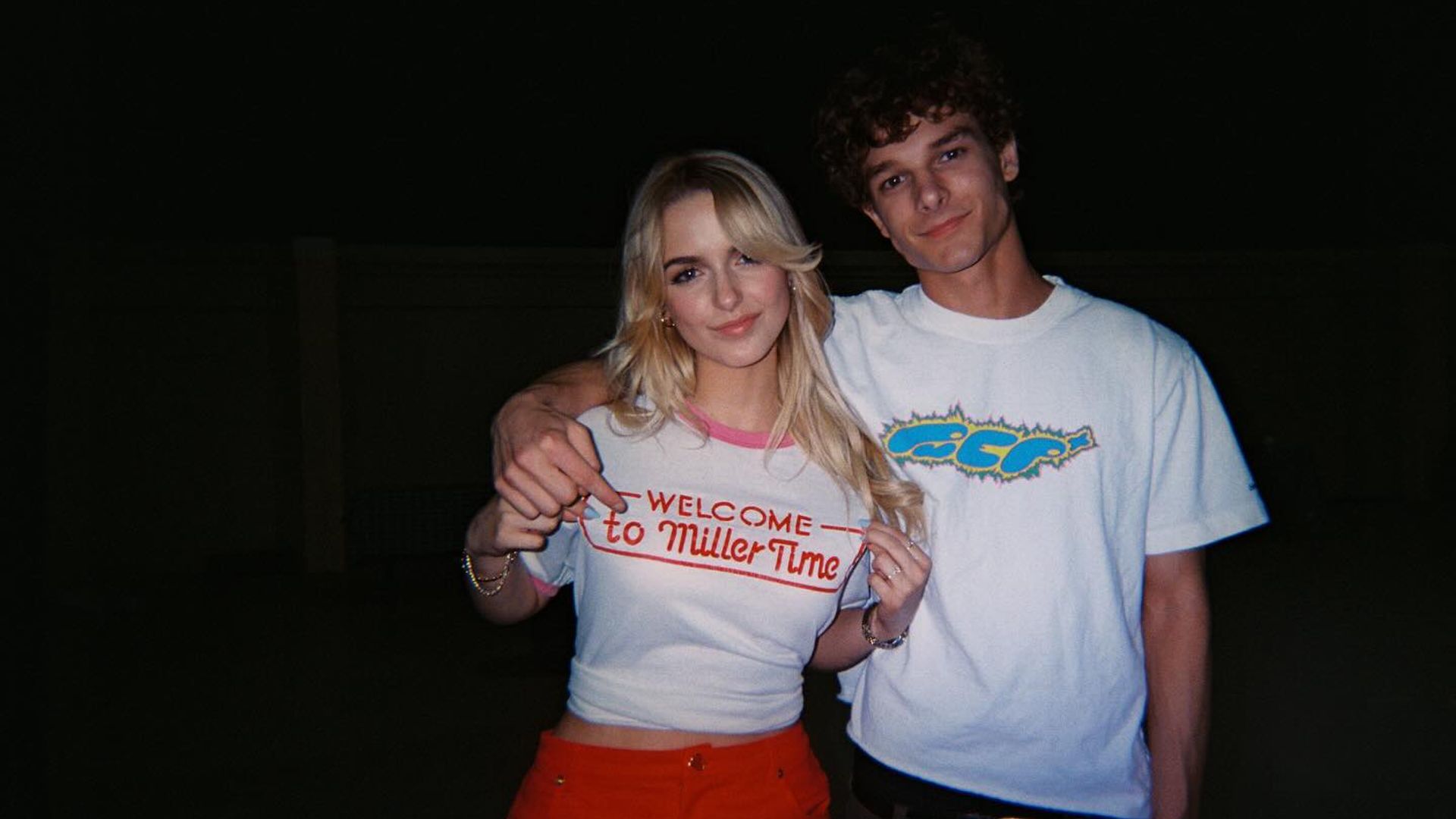 Mckenna Grace e Mason Thames posano insieme per una foto