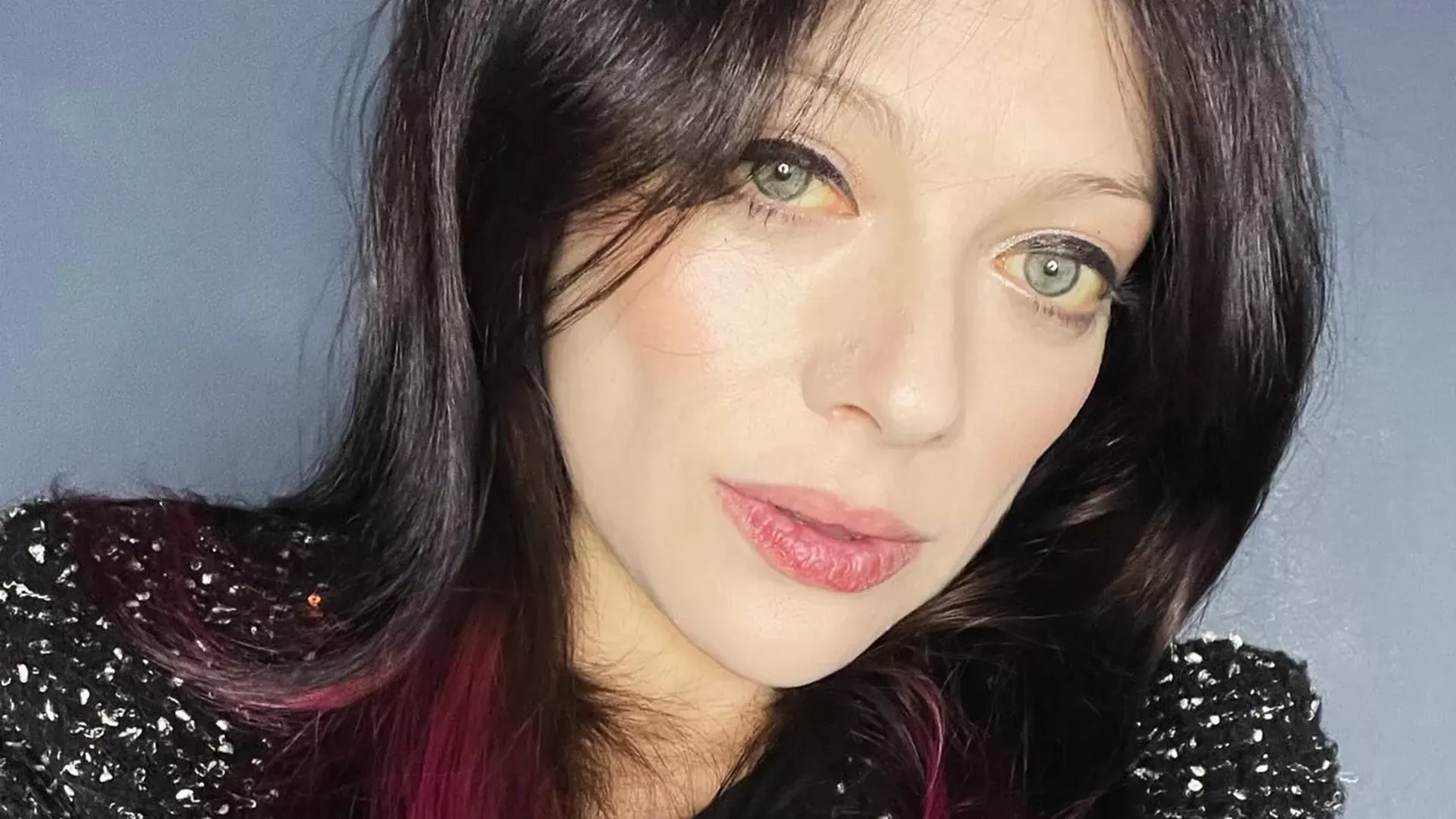 Un selfie dell'attrice Michelle Trachtenberg, il bianco dei suoi occhi ha una tinta giallastra